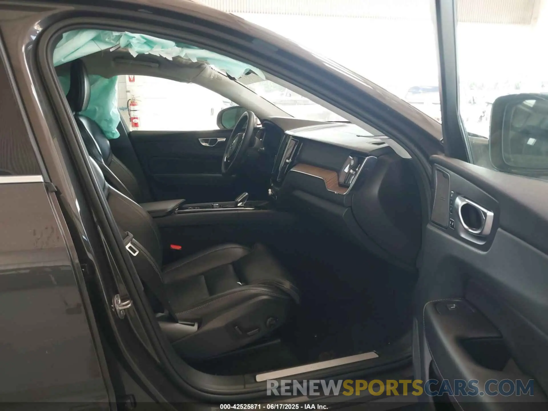 5 fotografías del automóvil dañado YV4L12DA6P1192325 VOLVO XC60 2023