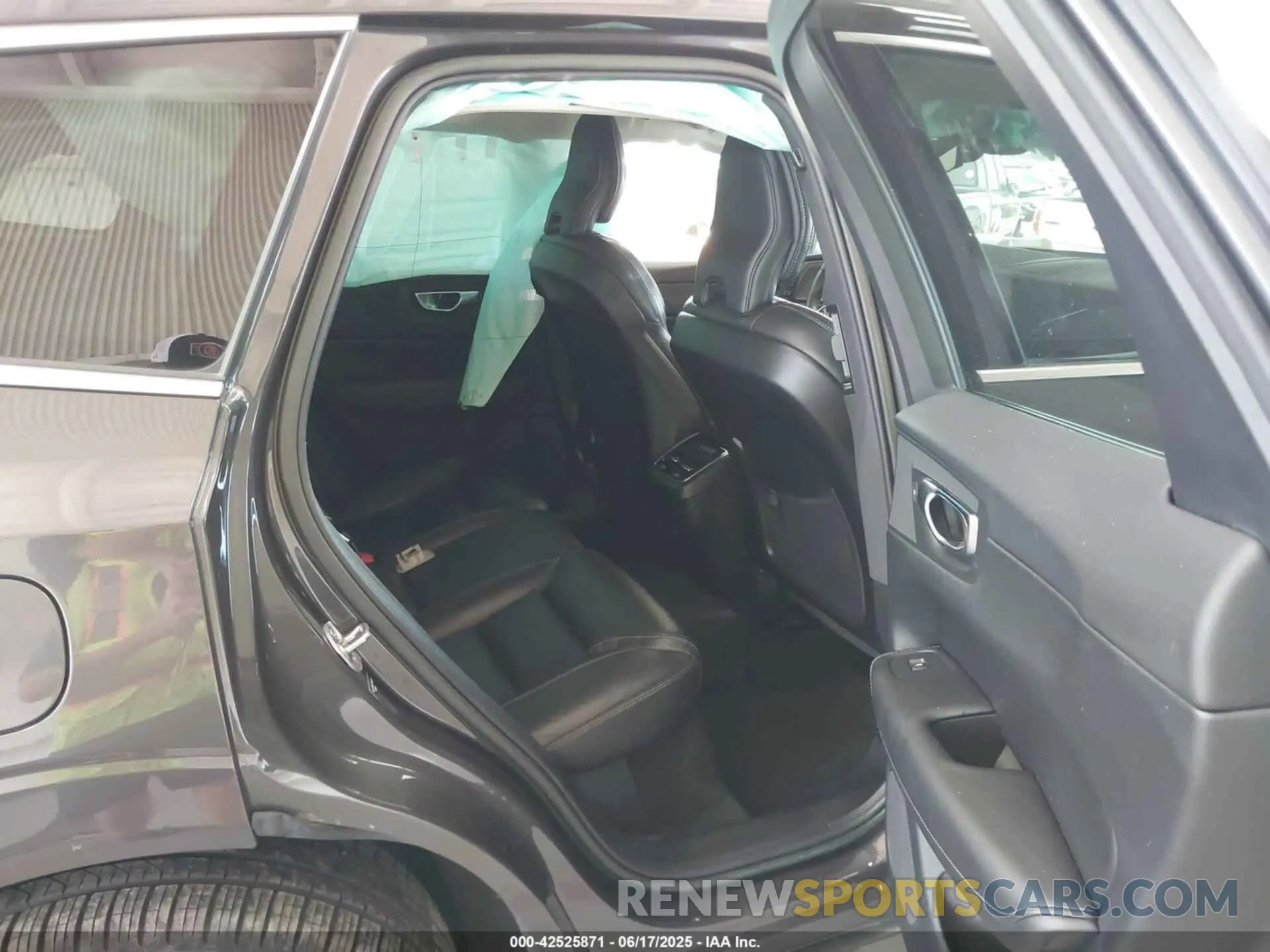 8 fotografías del automóvil dañado YV4L12DA6P1192325 VOLVO XC60 2023