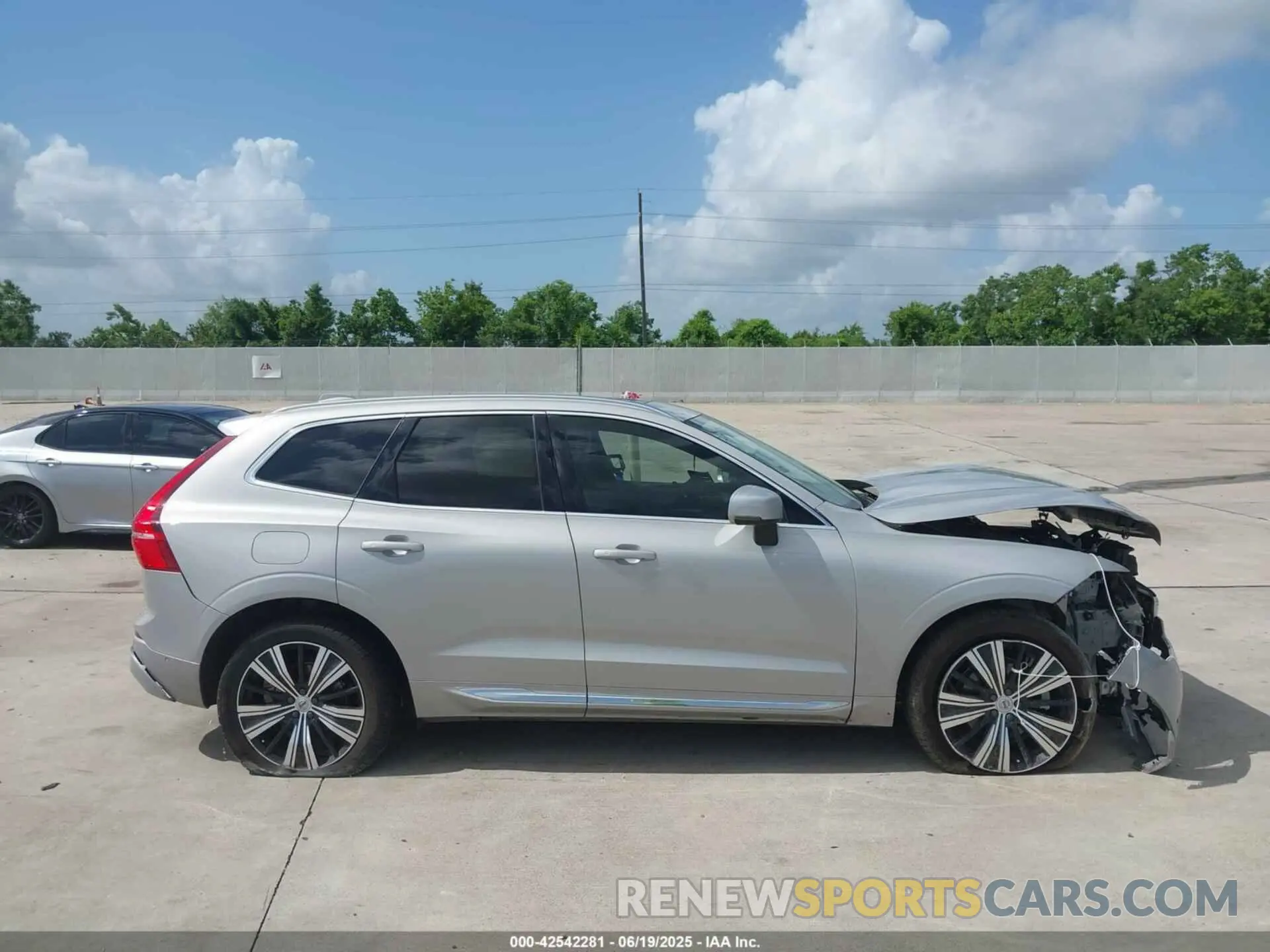 13 fotografías del automóvil dañado YV4L12DE2P1302404 VOLVO XC60 2023