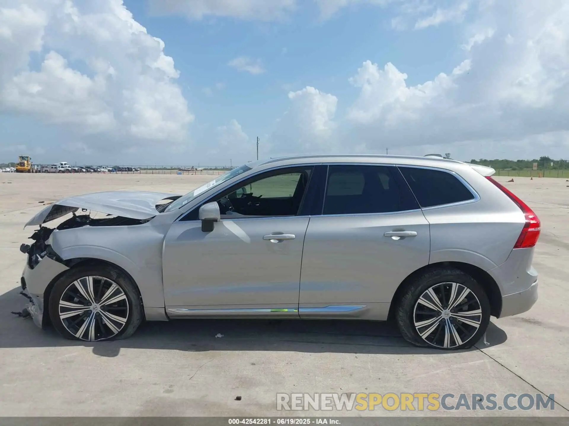 14 fotografías del automóvil dañado YV4L12DE2P1302404 VOLVO XC60 2023