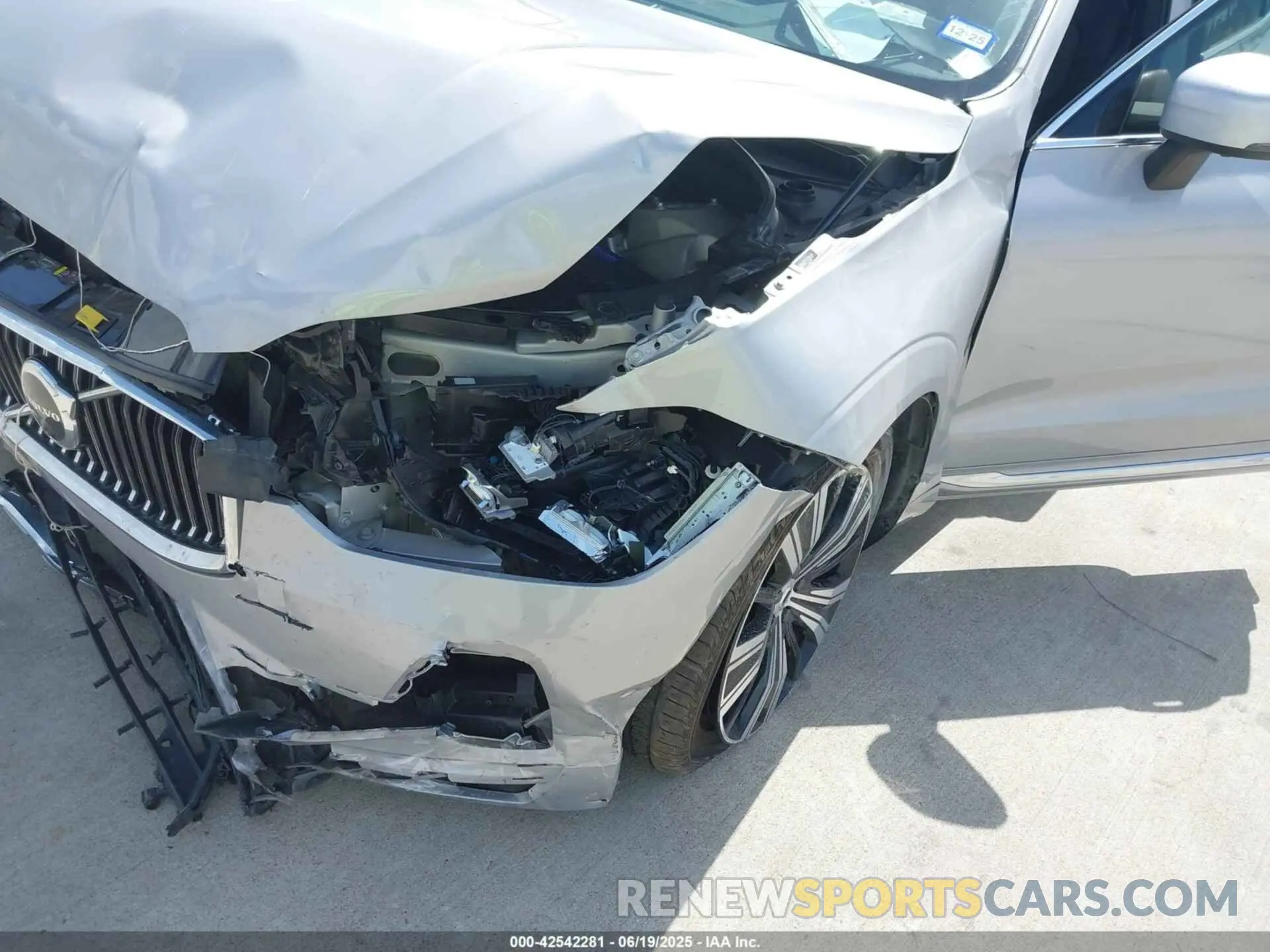 17 fotografías del automóvil dañado YV4L12DE2P1302404 VOLVO XC60 2023
