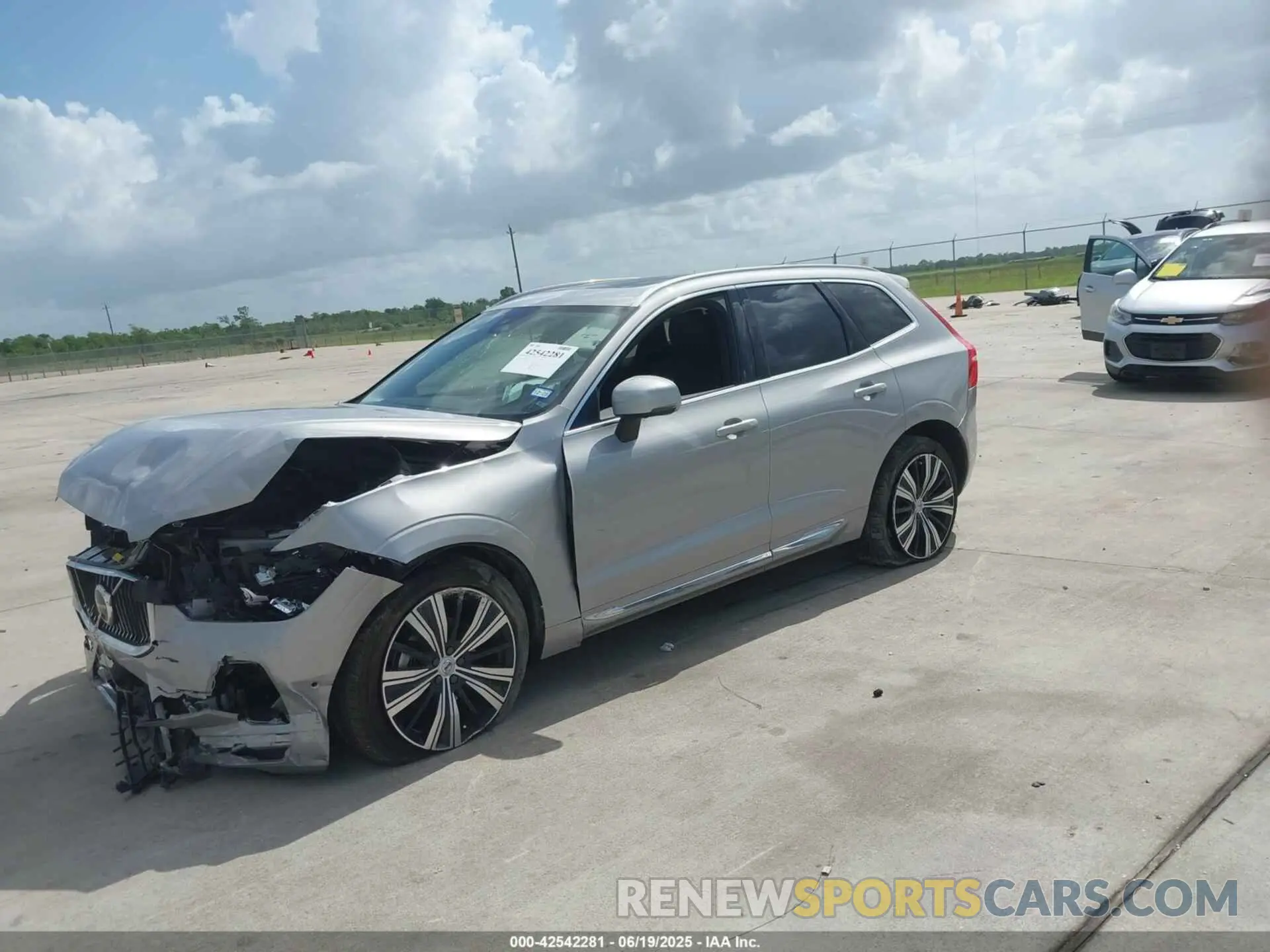 2 fotografías del automóvil dañado YV4L12DE2P1302404 VOLVO XC60 2023