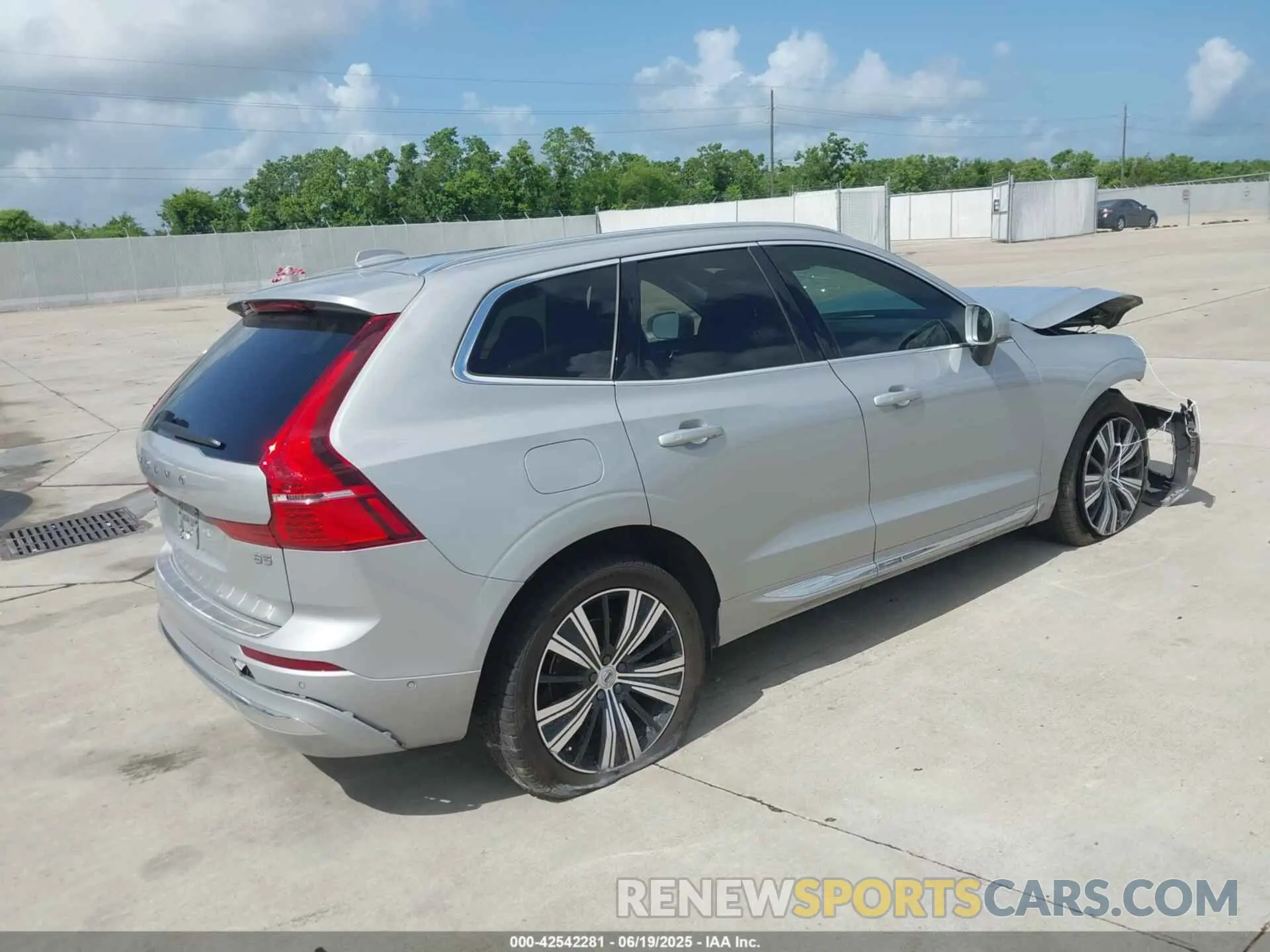 4 fotografías del automóvil dañado YV4L12DE2P1302404 VOLVO XC60 2023