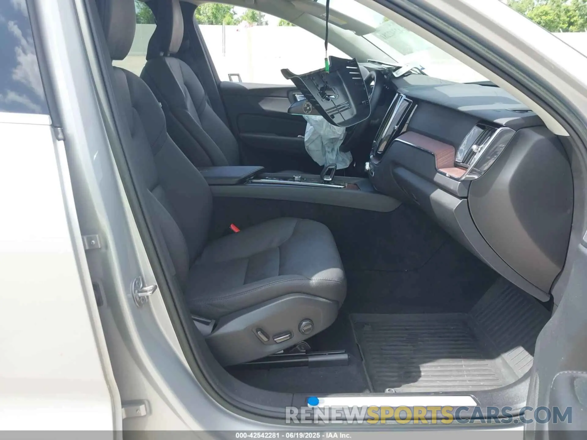 5 fotografías del automóvil dañado YV4L12DE2P1302404 VOLVO XC60 2023