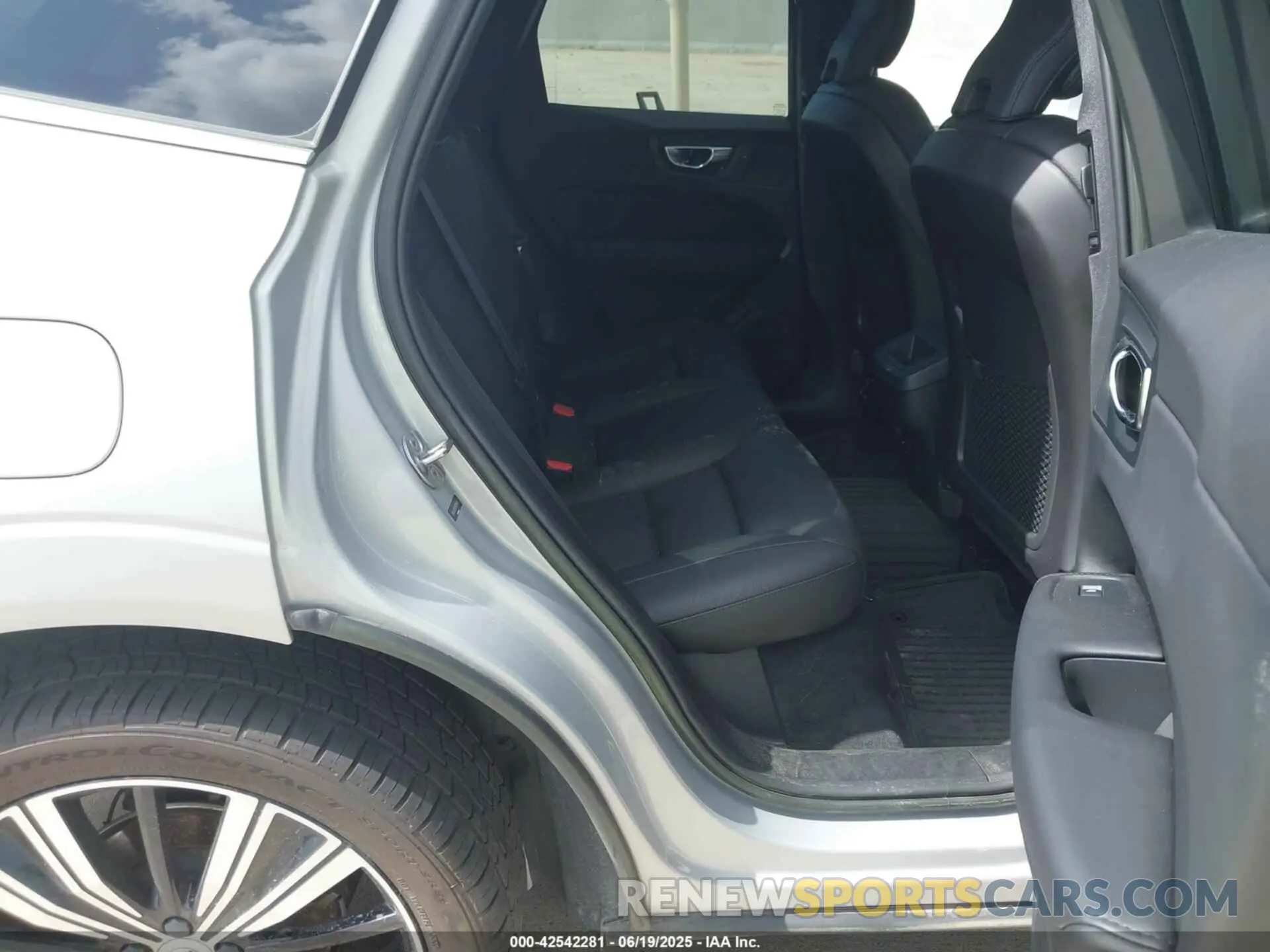 8 fotografías del automóvil dañado YV4L12DE2P1302404 VOLVO XC60 2023