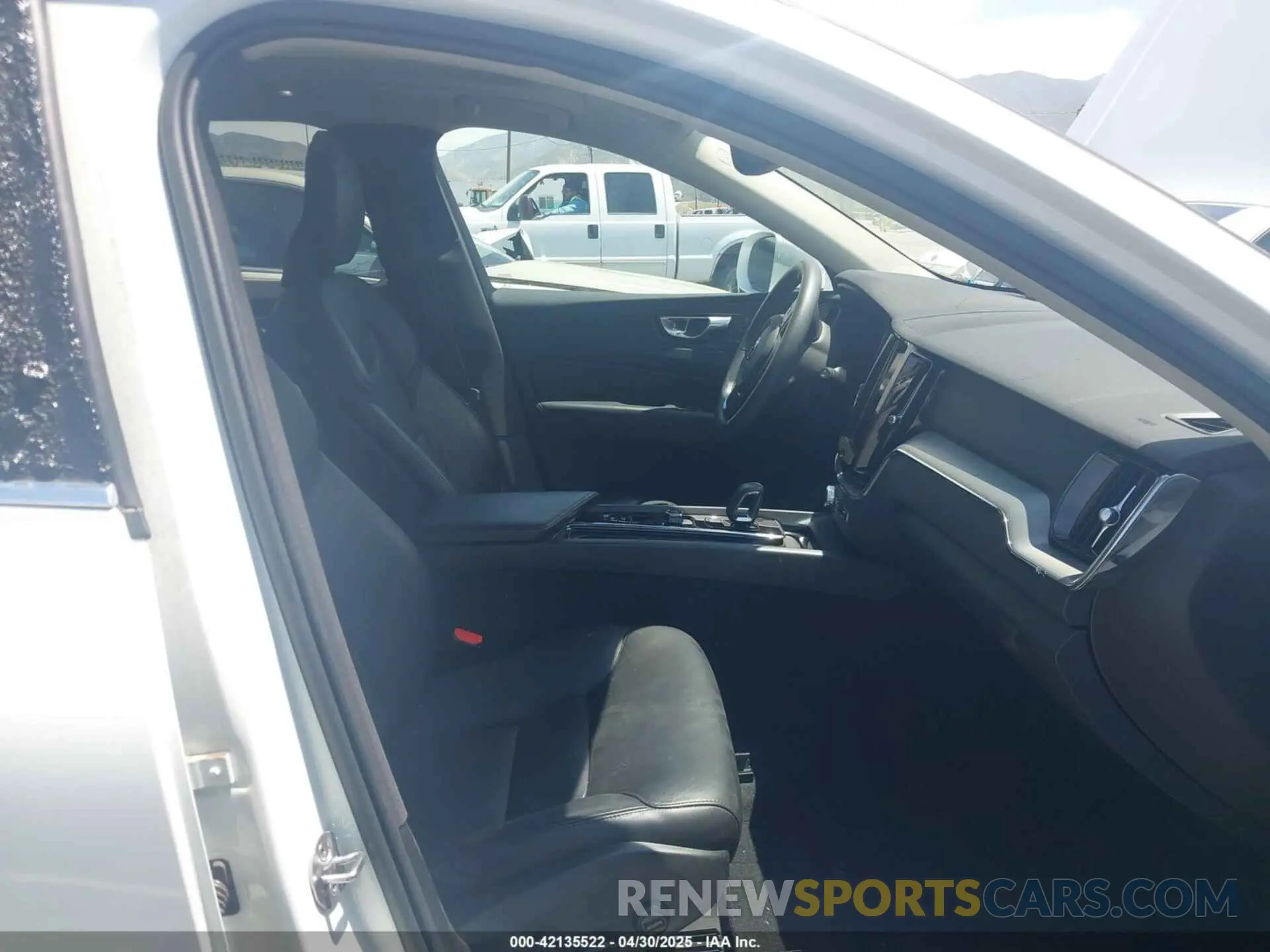 5 fotografías del automóvil dañado YV4L12DV4P1211246 VOLVO XC60 2023