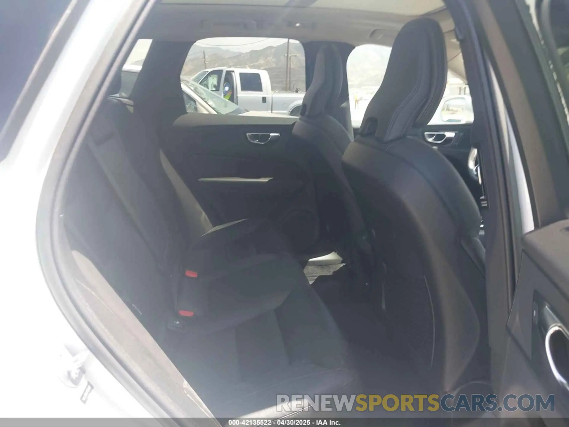 8 fotografías del automóvil dañado YV4L12DV4P1211246 VOLVO XC60 2023