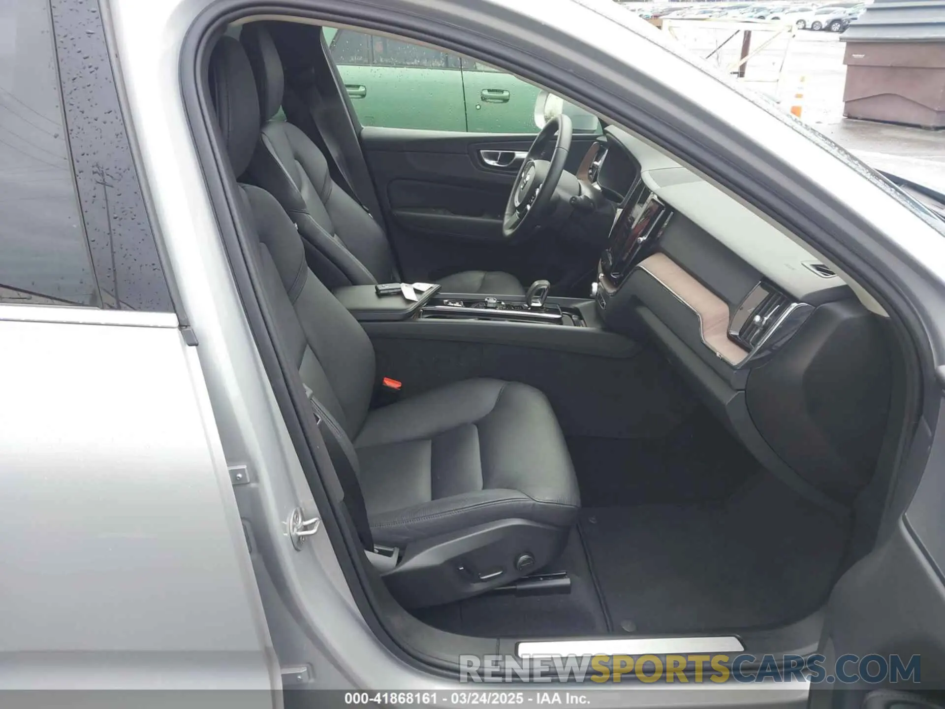 5 fotografías del automóvil dañado YV4L12RN9P1375763 VOLVO XC60 2023