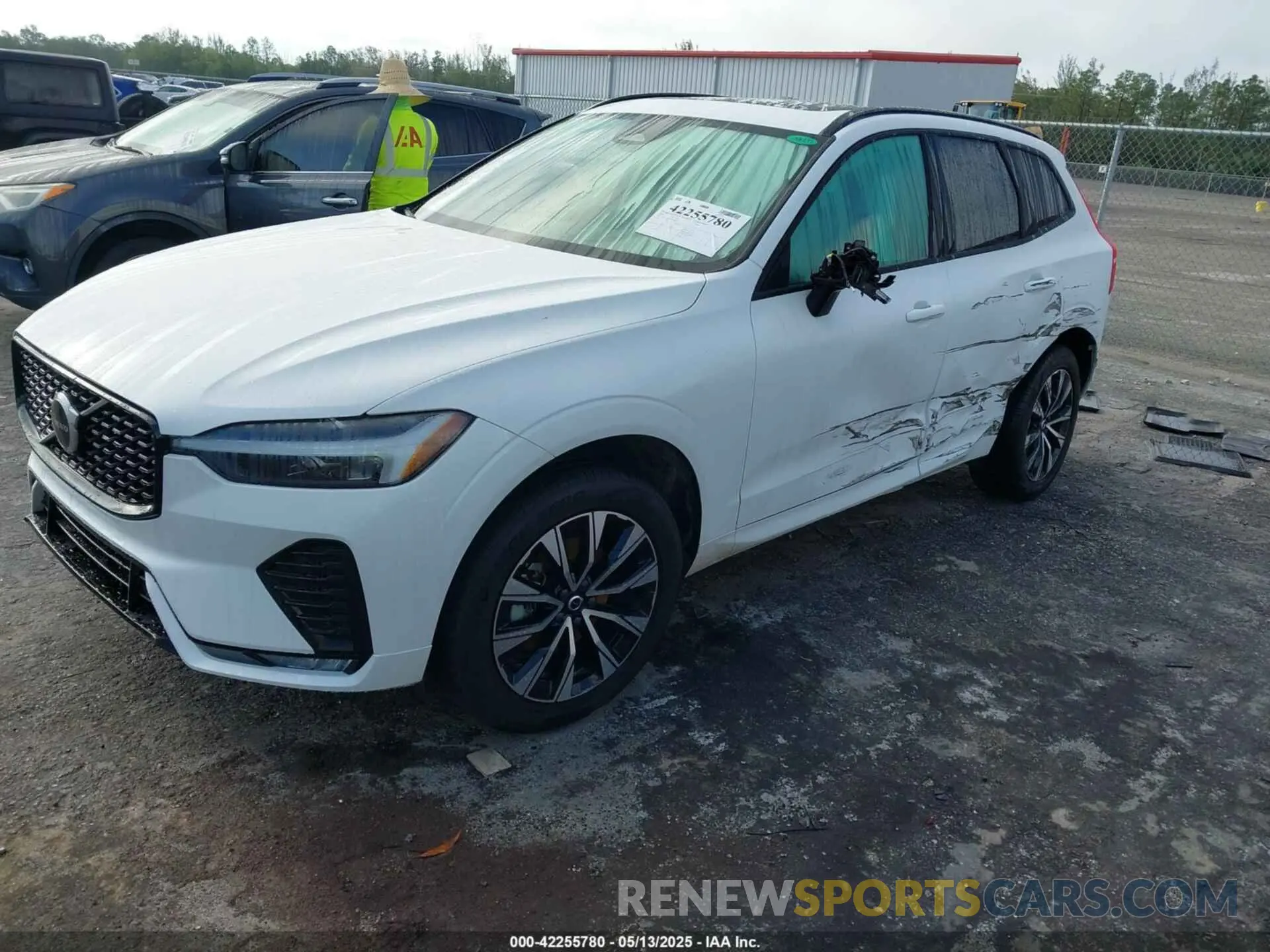2 fotografías del automóvil dañado YV4L12RK2R1910232 VOLVO XC60 2024