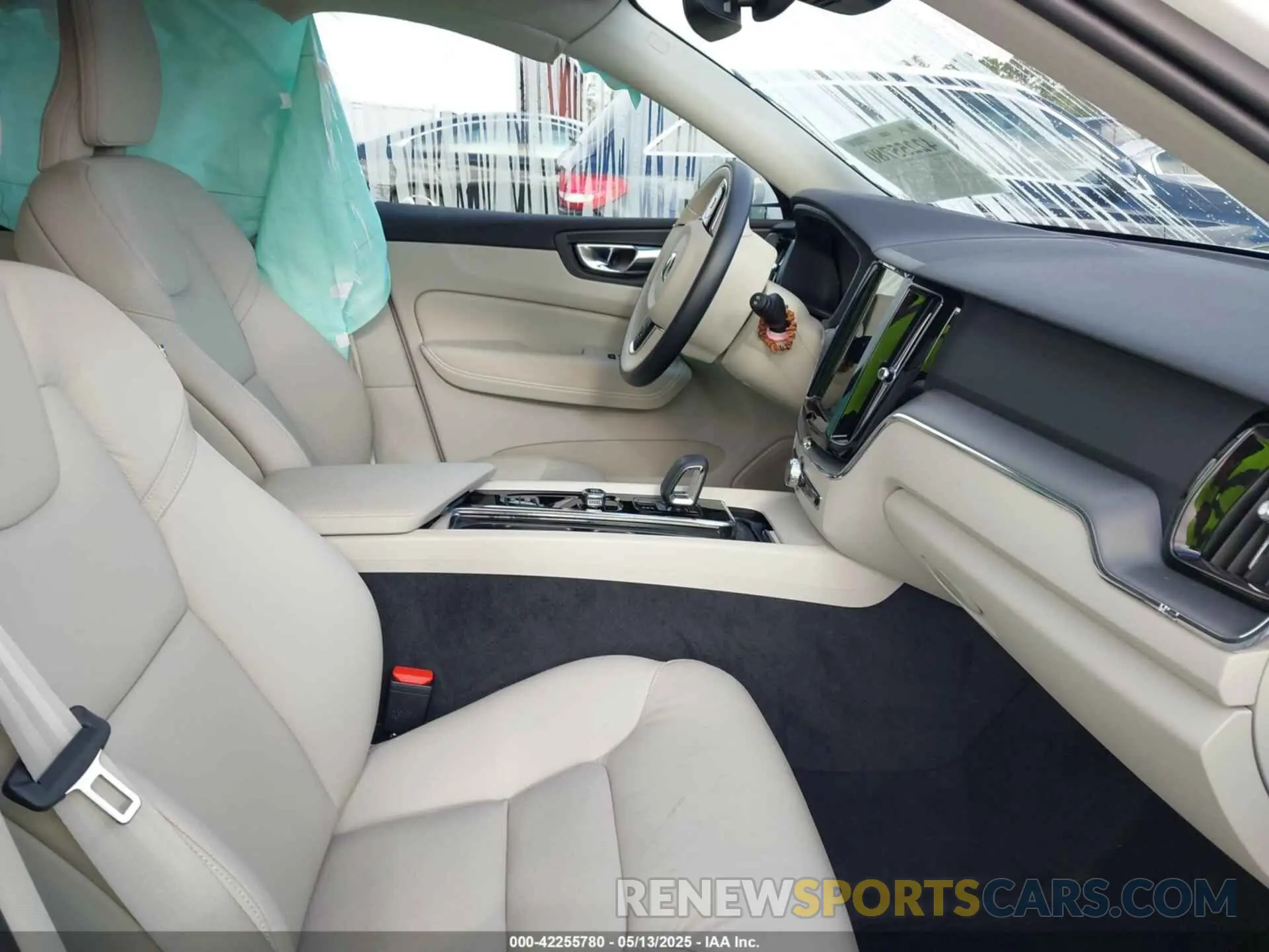 5 fotografías del automóvil dañado YV4L12RK2R1910232 VOLVO XC60 2024