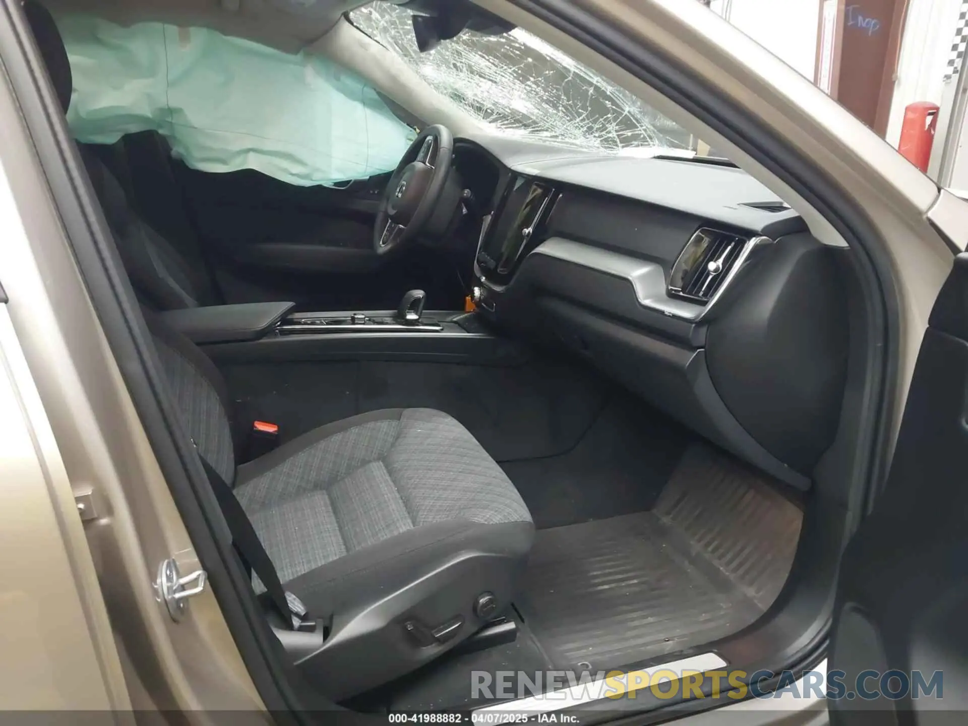 5 fotografías del automóvil dañado YV4L12RK5R1837129 VOLVO XC60 2024