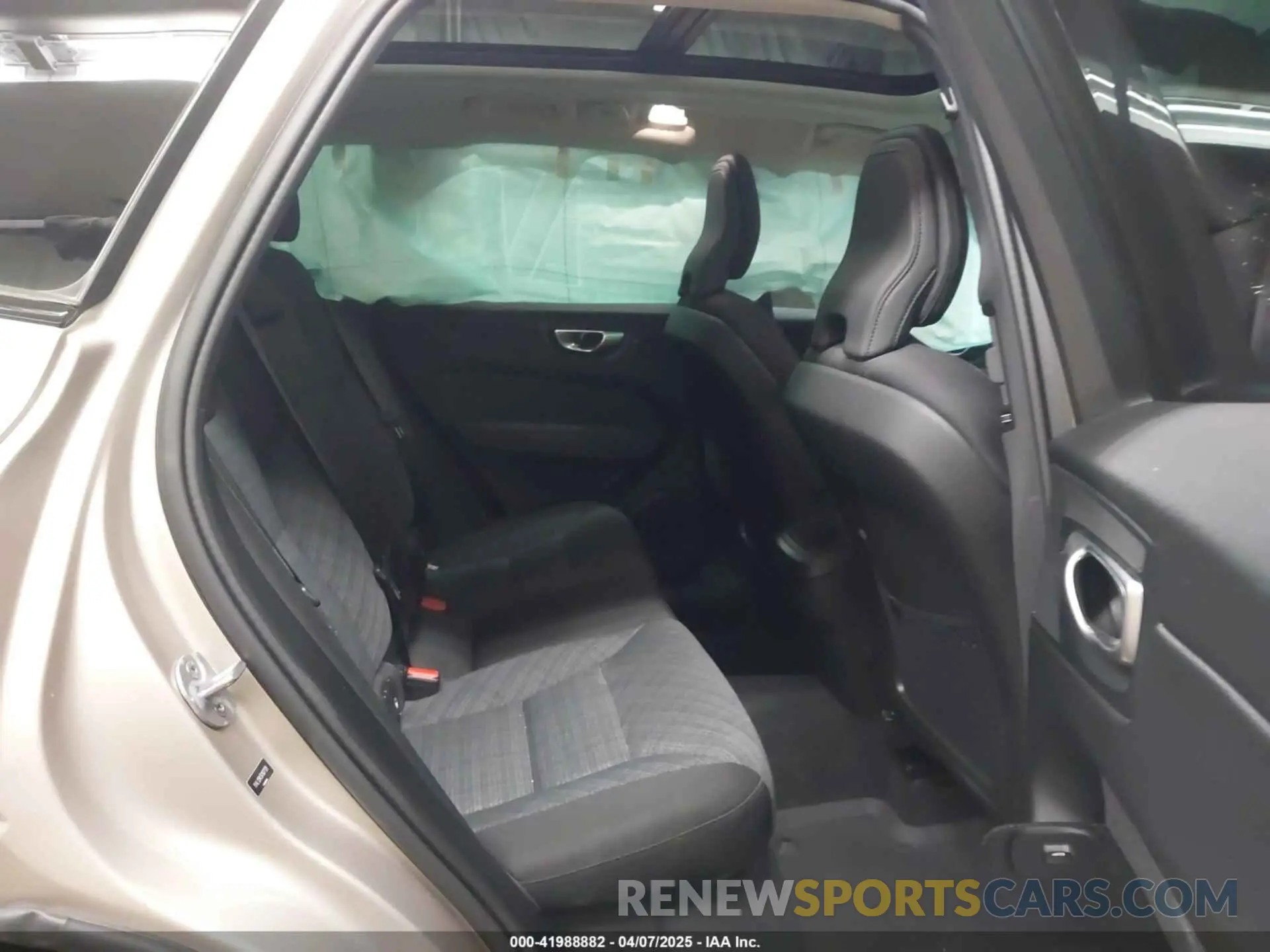 8 fotografías del automóvil dañado YV4L12RK5R1837129 VOLVO XC60 2024