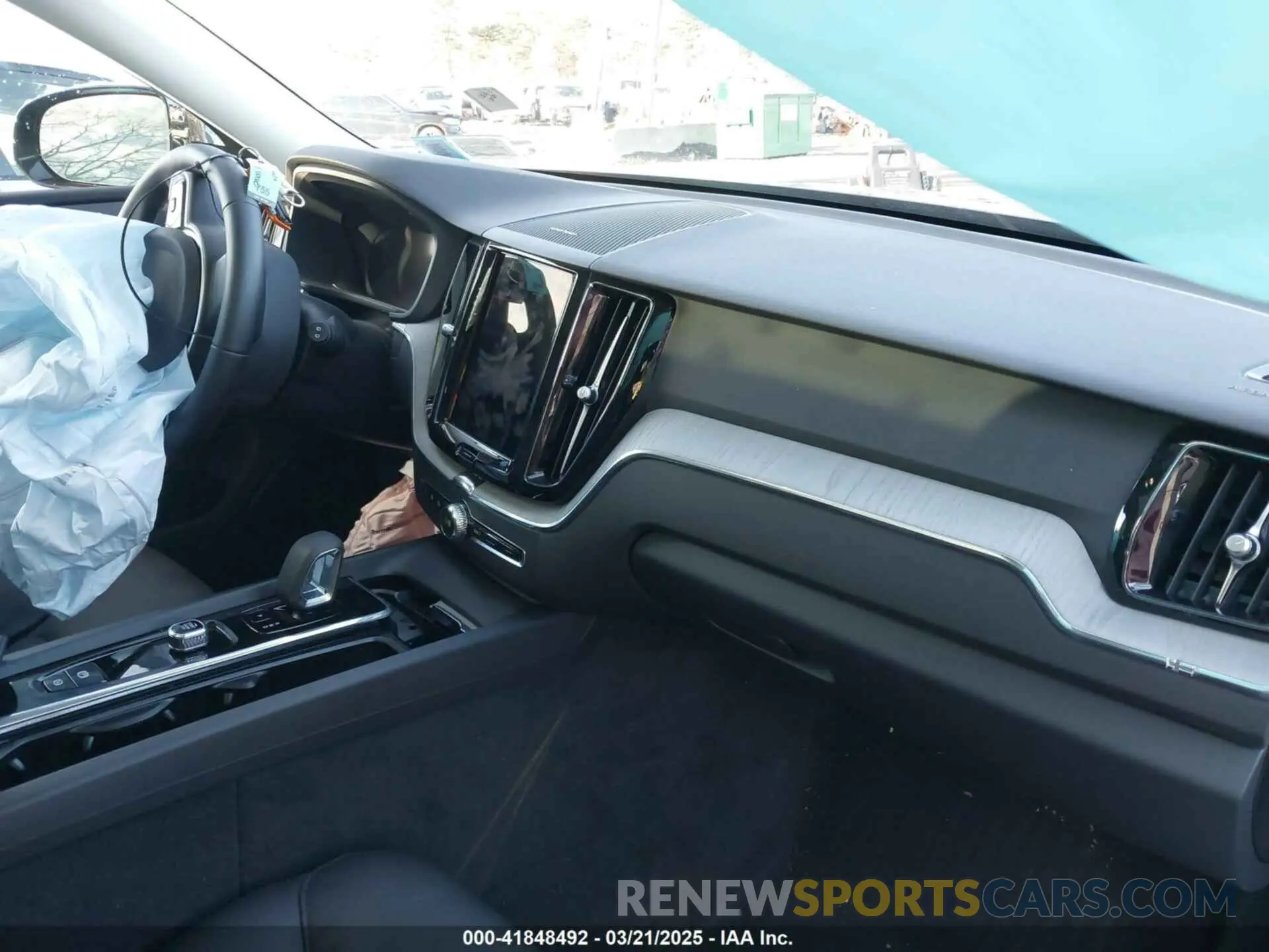 5 fotografías del automóvil dañado YV4M12RC0S1017821 VOLVO XC60 2025