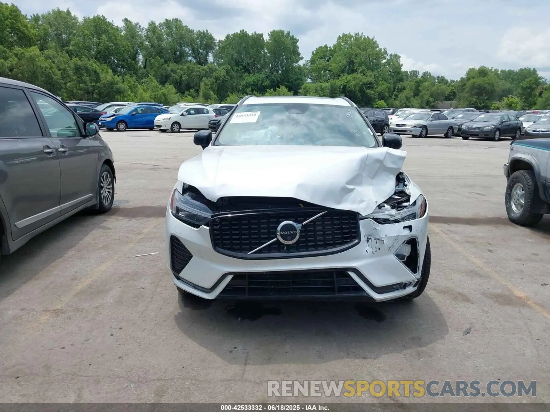 11 fotografías del automóvil dañado YV4M12RC6S1165620 VOLVO XC60 2025