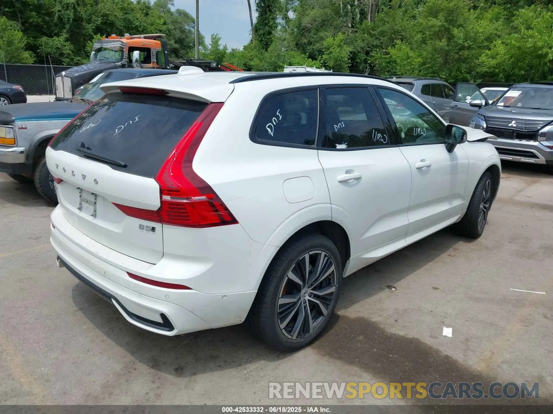 4 fotografías del automóvil dañado YV4M12RC6S1165620 VOLVO XC60 2025