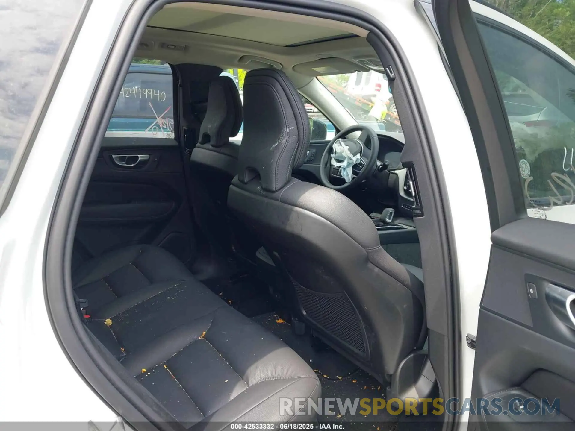 8 fotografías del automóvil dañado YV4M12RC6S1165620 VOLVO XC60 2025