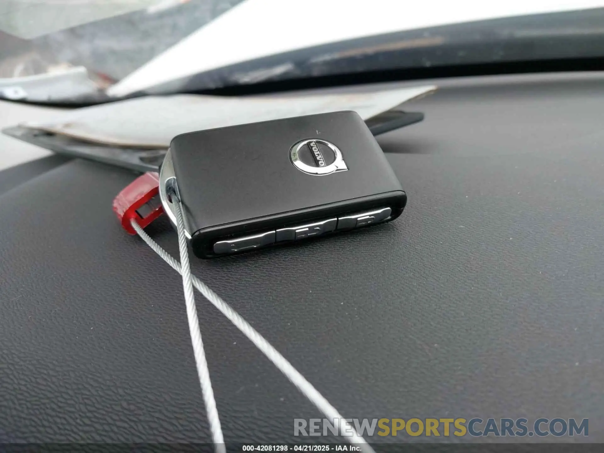 11 fotografías del automóvil dañado YV4M12RJ8S1002840 VOLVO XC60 2025