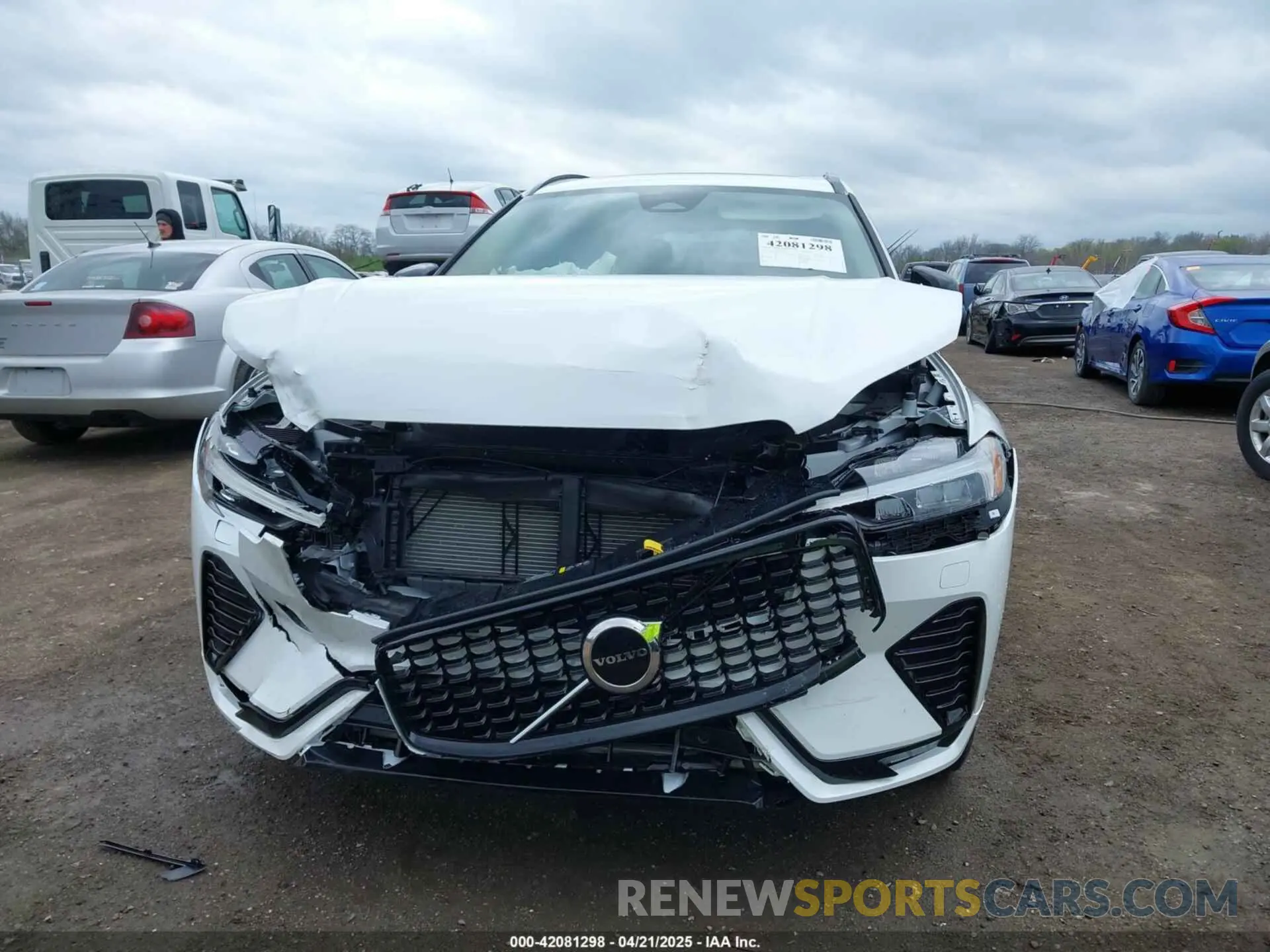 12 fotografías del automóvil dañado YV4M12RJ8S1002840 VOLVO XC60 2025