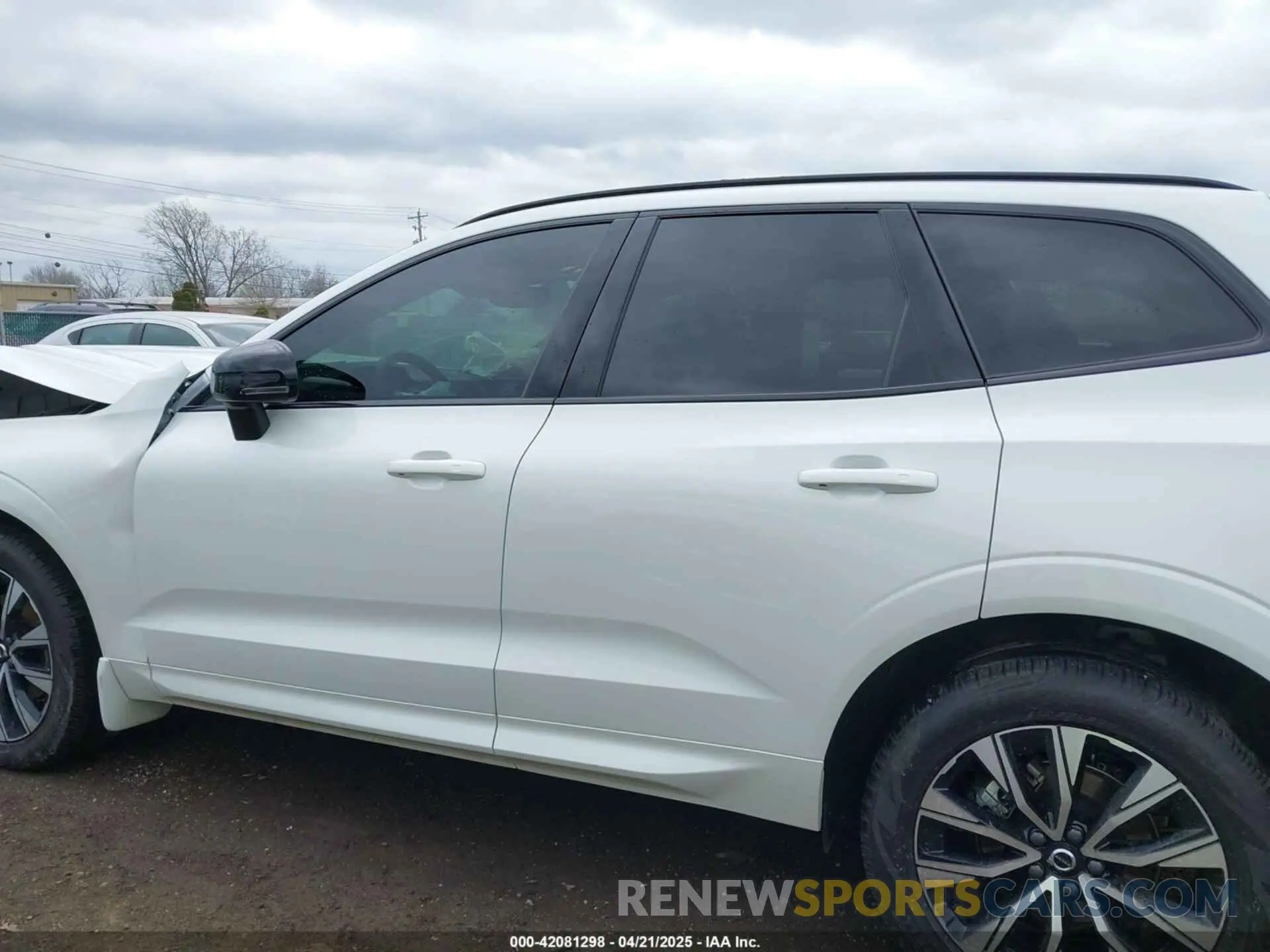 14 fotografías del automóvil dañado YV4M12RJ8S1002840 VOLVO XC60 2025