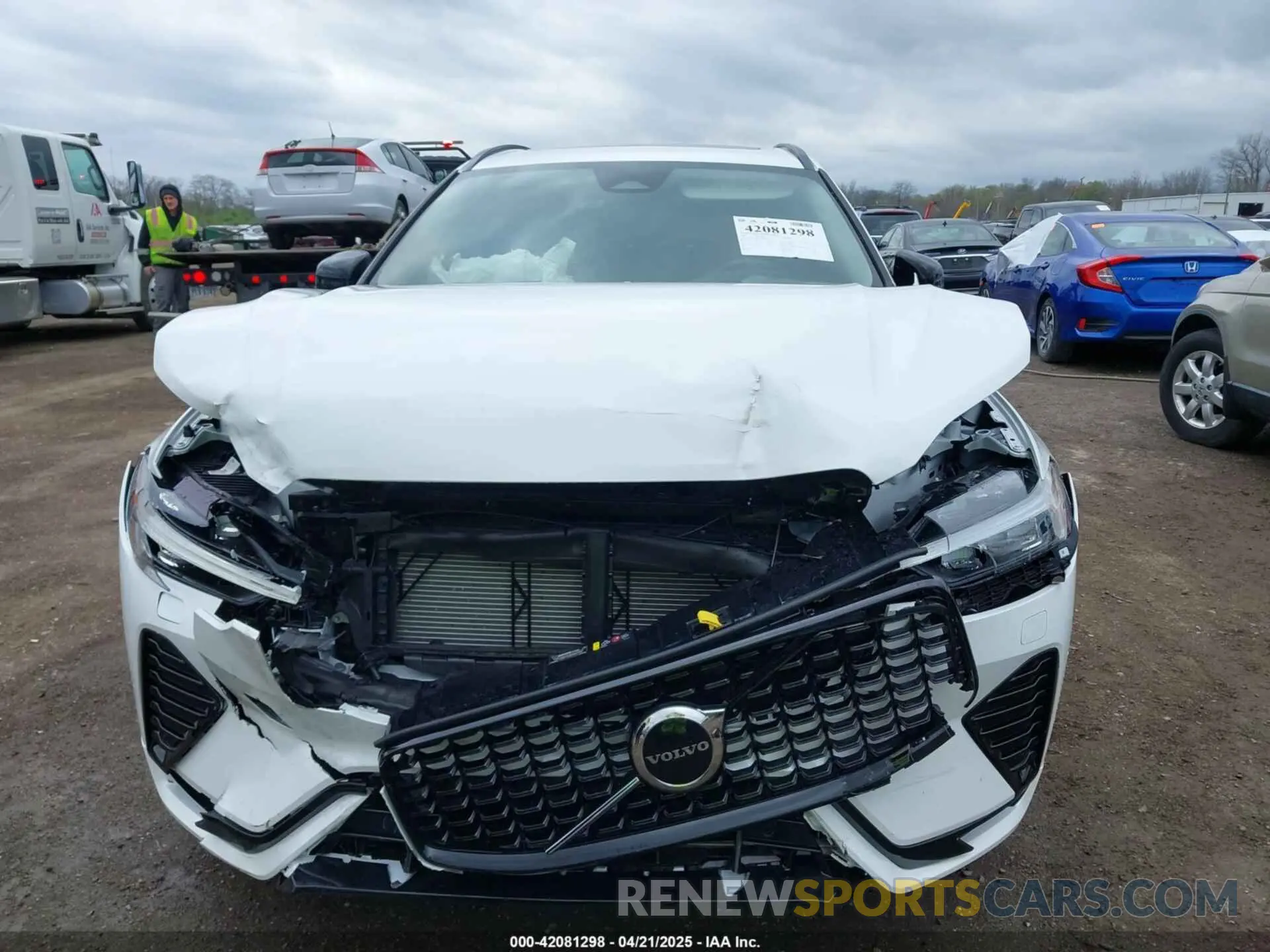 6 fotografías del automóvil dañado YV4M12RJ8S1002840 VOLVO XC60 2025