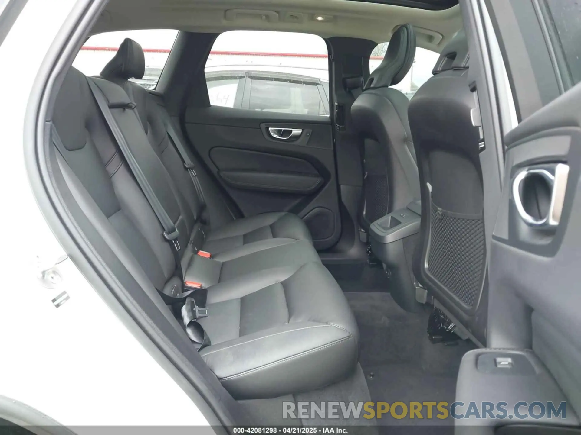 8 fotografías del automóvil dañado YV4M12RJ8S1002840 VOLVO XC60 2025