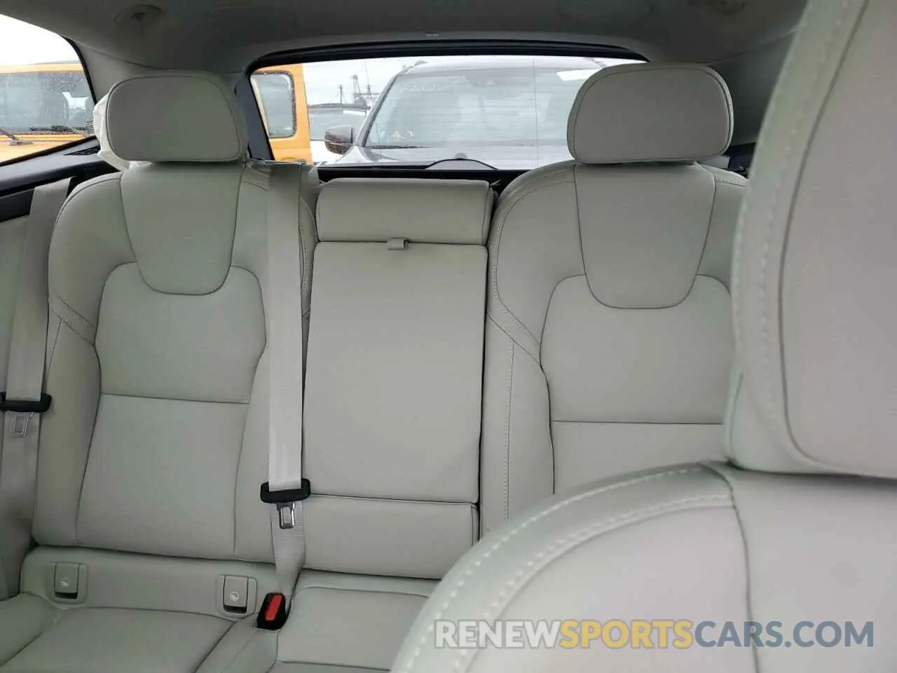 10 fotografías del automóvil dañado YV4L12DL3N1071881 VOLVO XC60 B5 IN 2022