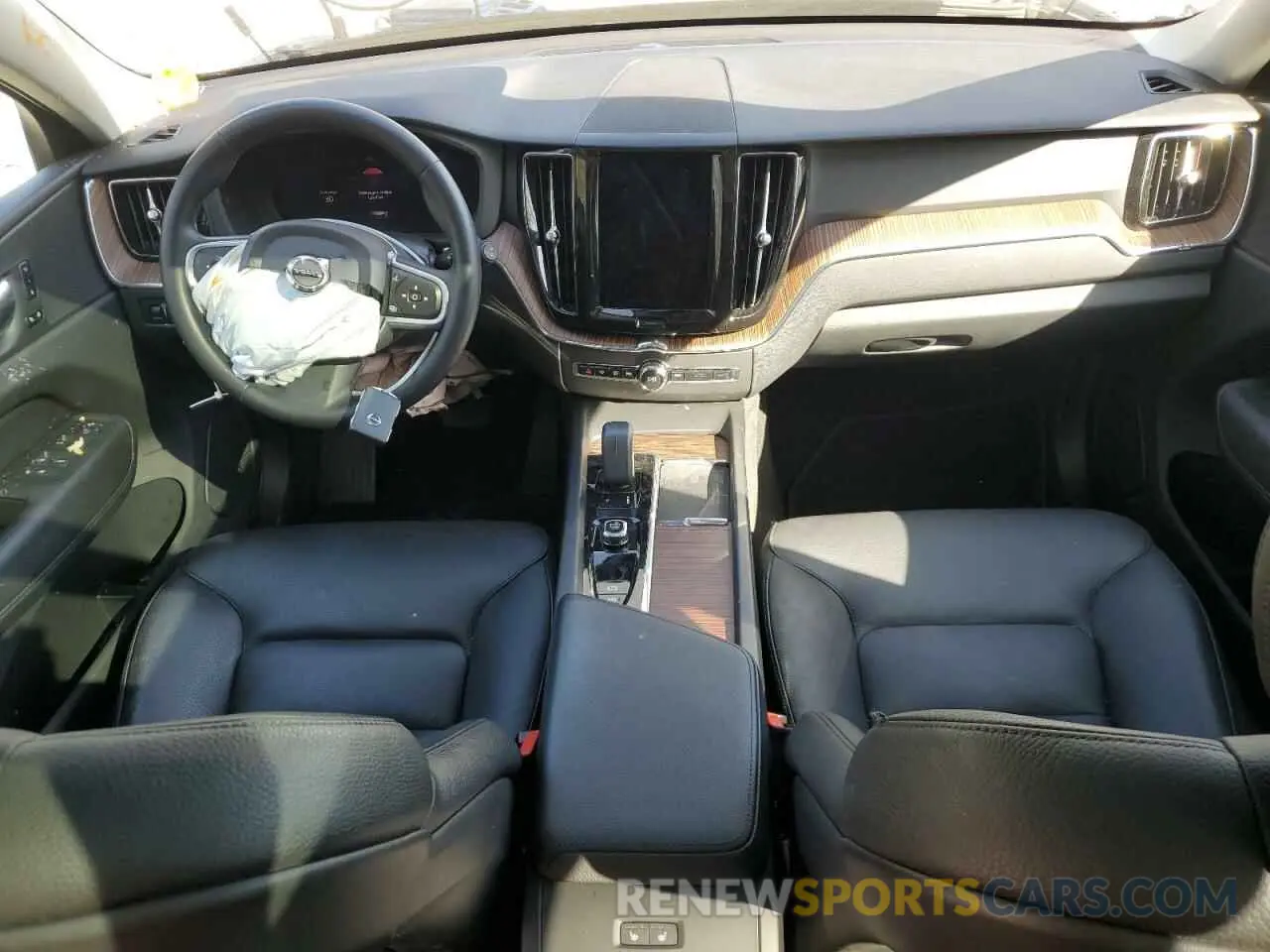 8 fotografías del automóvil dañado YV4L12RKXN1946406 VOLVO XC60 B5 MO 2022