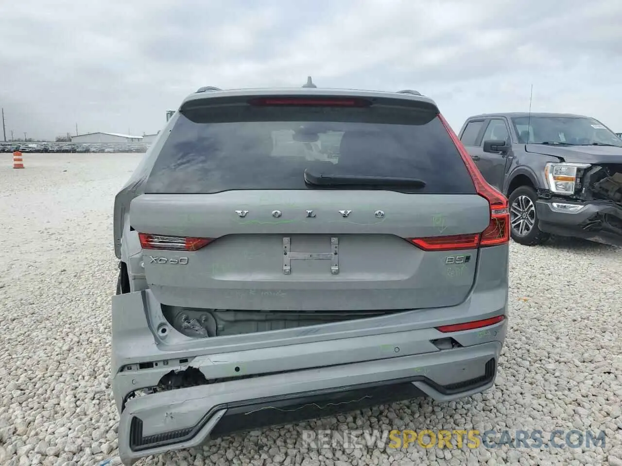 6 fotografías del automóvil dañado YV4L12RKXR1763710 VOLVO XC60 CORE 2024