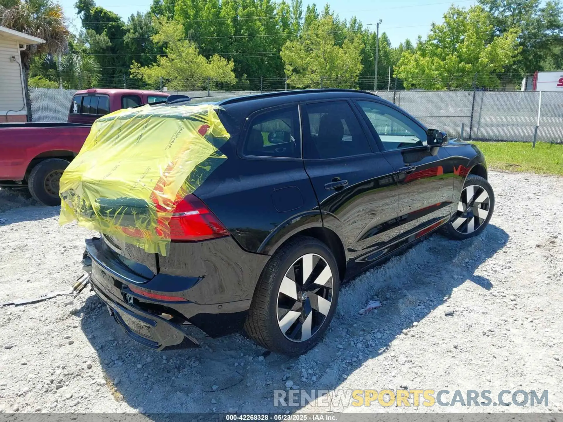 4 fotografías del automóvil dañado YV4H60RC9S1056625 VOLVO XC60 PLUG-IN HYBRID 2025