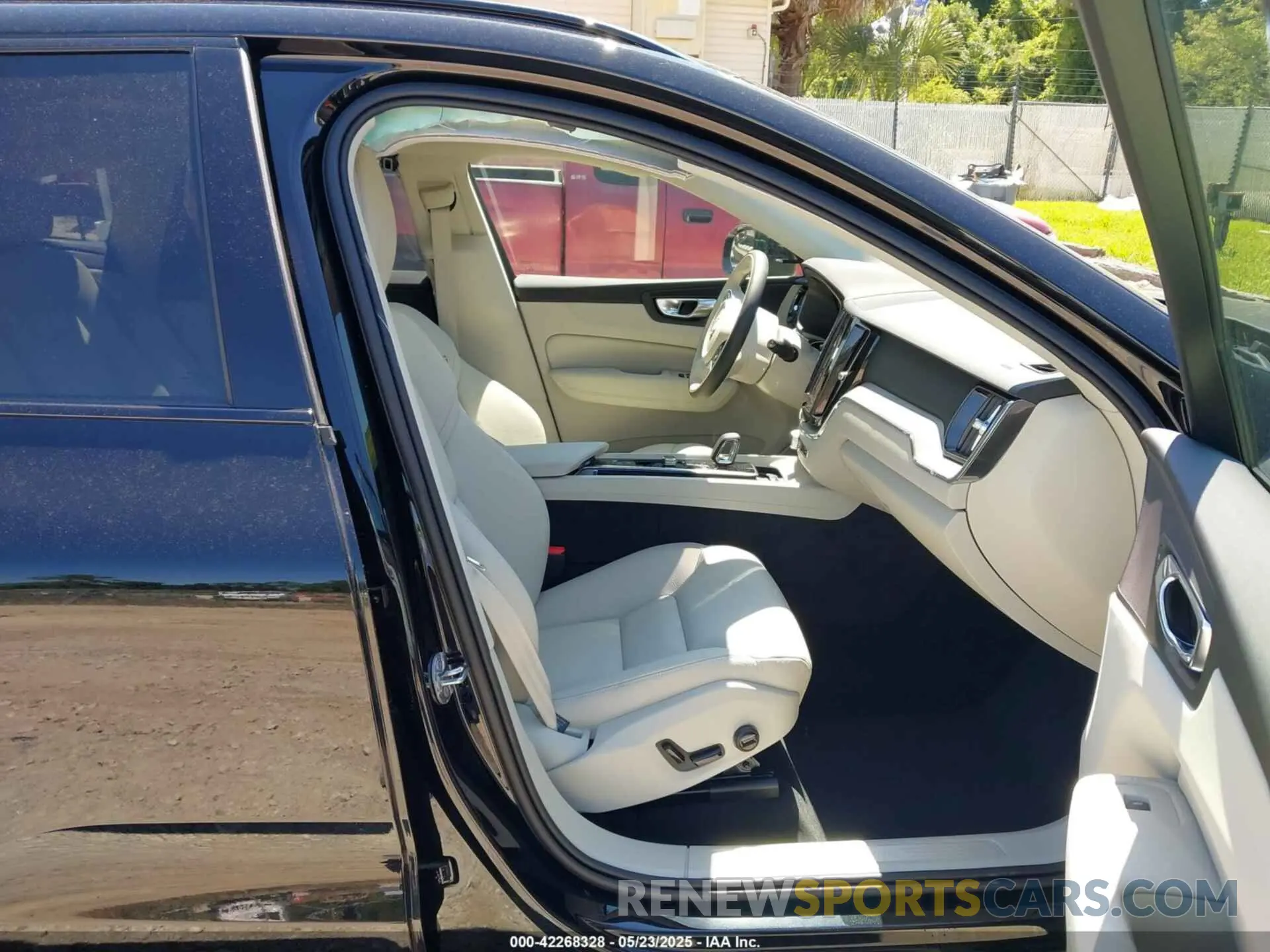 5 fotografías del automóvil dañado YV4H60RC9S1056625 VOLVO XC60 PLUG-IN HYBRID 2025