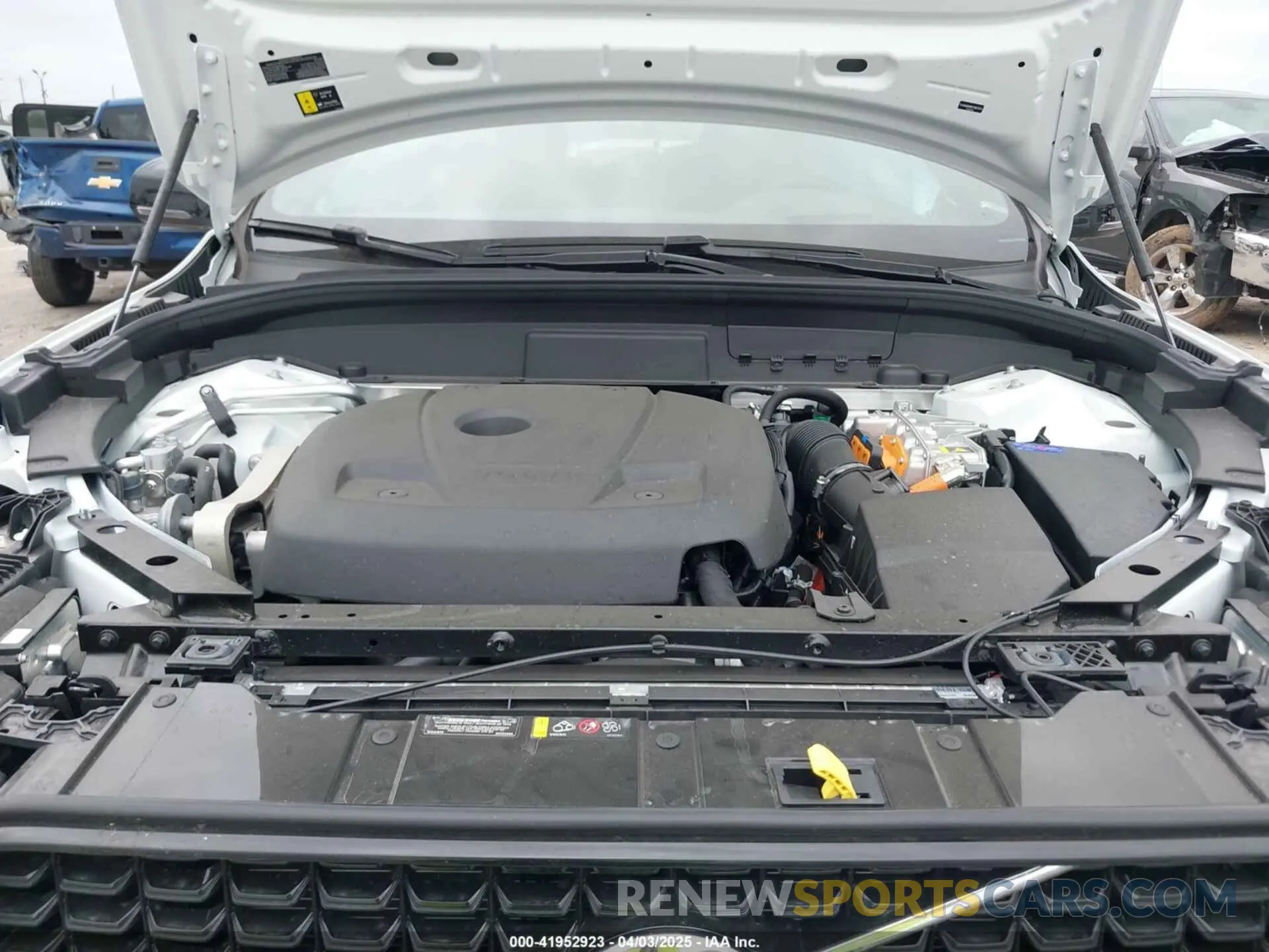 10 fotografías del automóvil dañado YV4H60RM8S1007974 VOLVO XC60 PLUG-IN HYBRID 2025