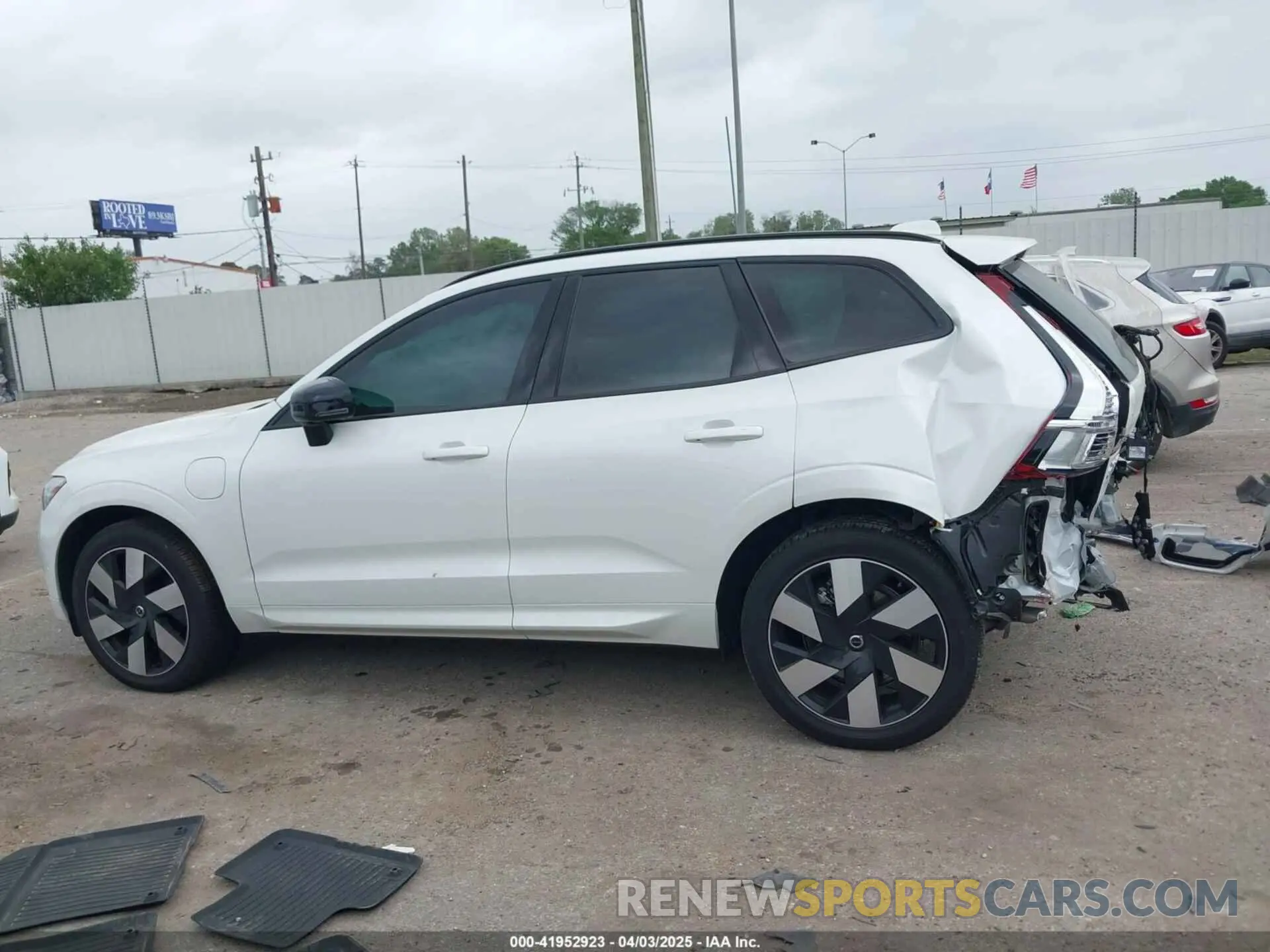 13 fotografías del automóvil dañado YV4H60RM8S1007974 VOLVO XC60 PLUG-IN HYBRID 2025