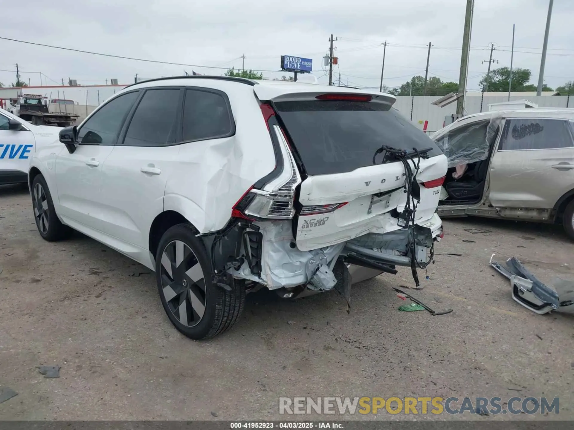 3 fotografías del automóvil dañado YV4H60RM8S1007974 VOLVO XC60 PLUG-IN HYBRID 2025