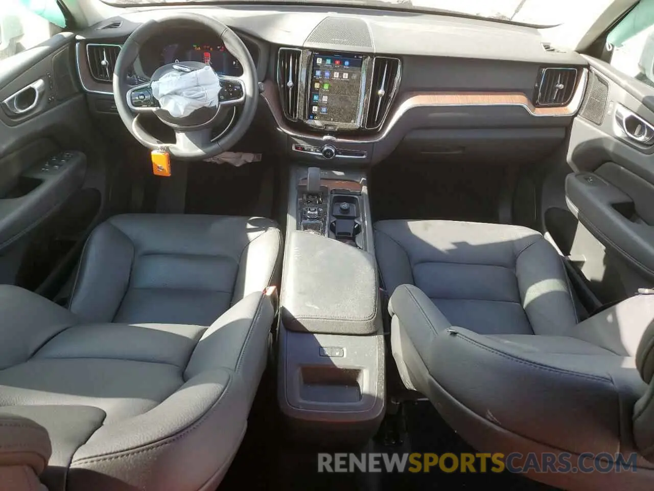 8 fotografías del automóvil dañado YV4L12RN2P1321513 VOLVO XC60 PLUS 2023