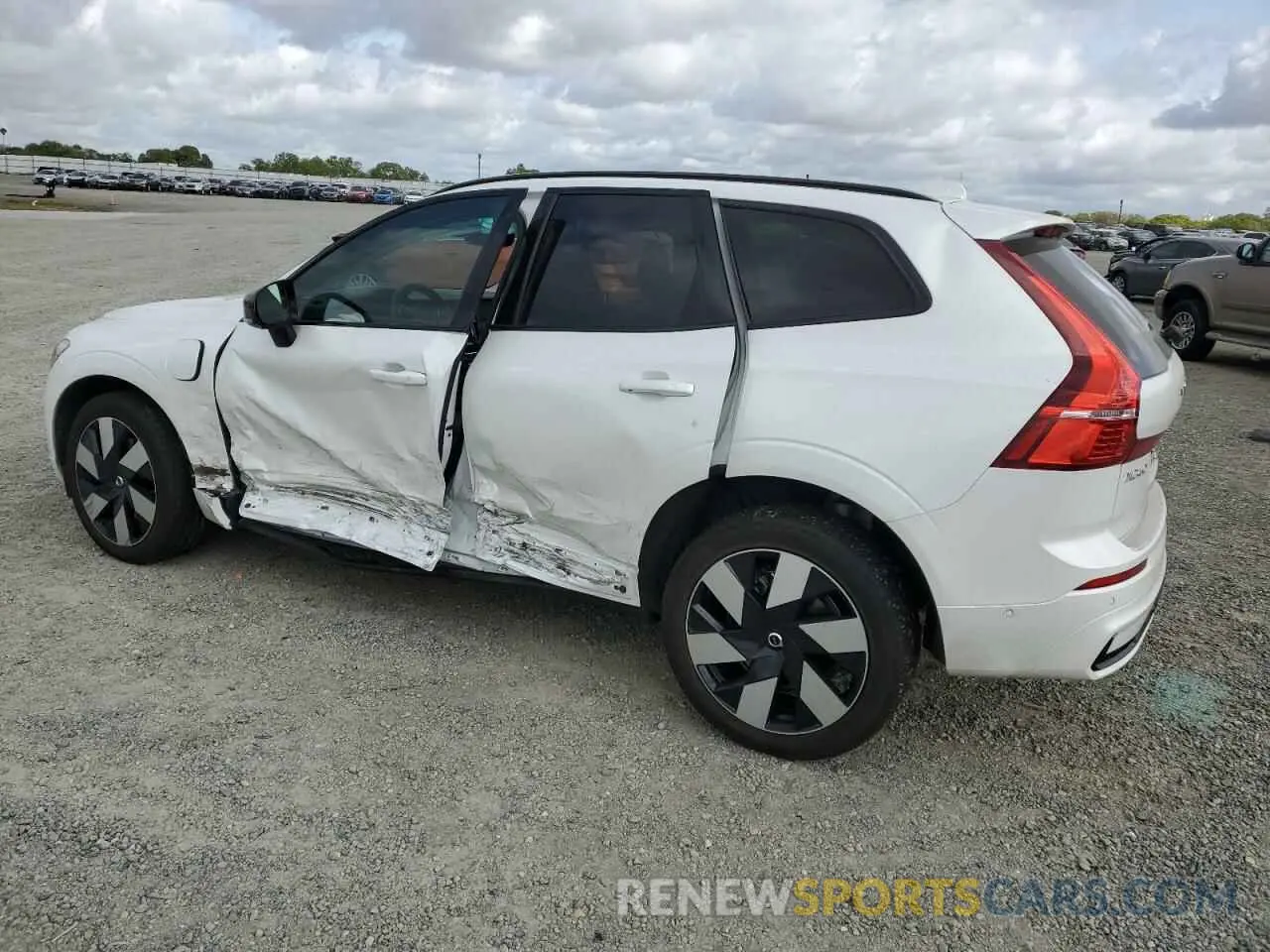 2 fotografías del automóvil dañado YV4H60DL1R1920388 VOLVO XC60 PLUS 2024