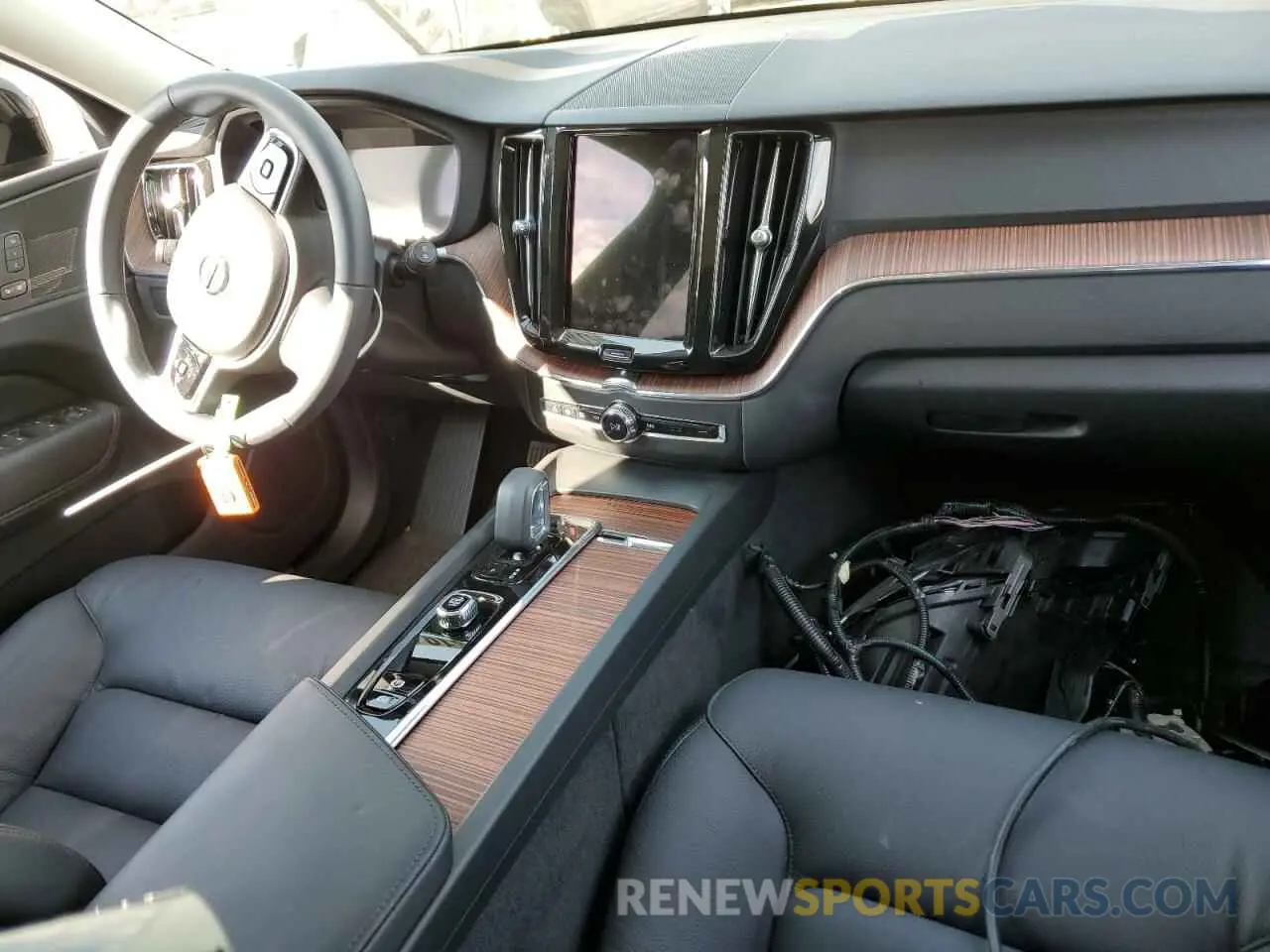 8 fotografías del automóvil dañado YV4L12RL9R1731629 VOLVO XC60 PLUS 2024