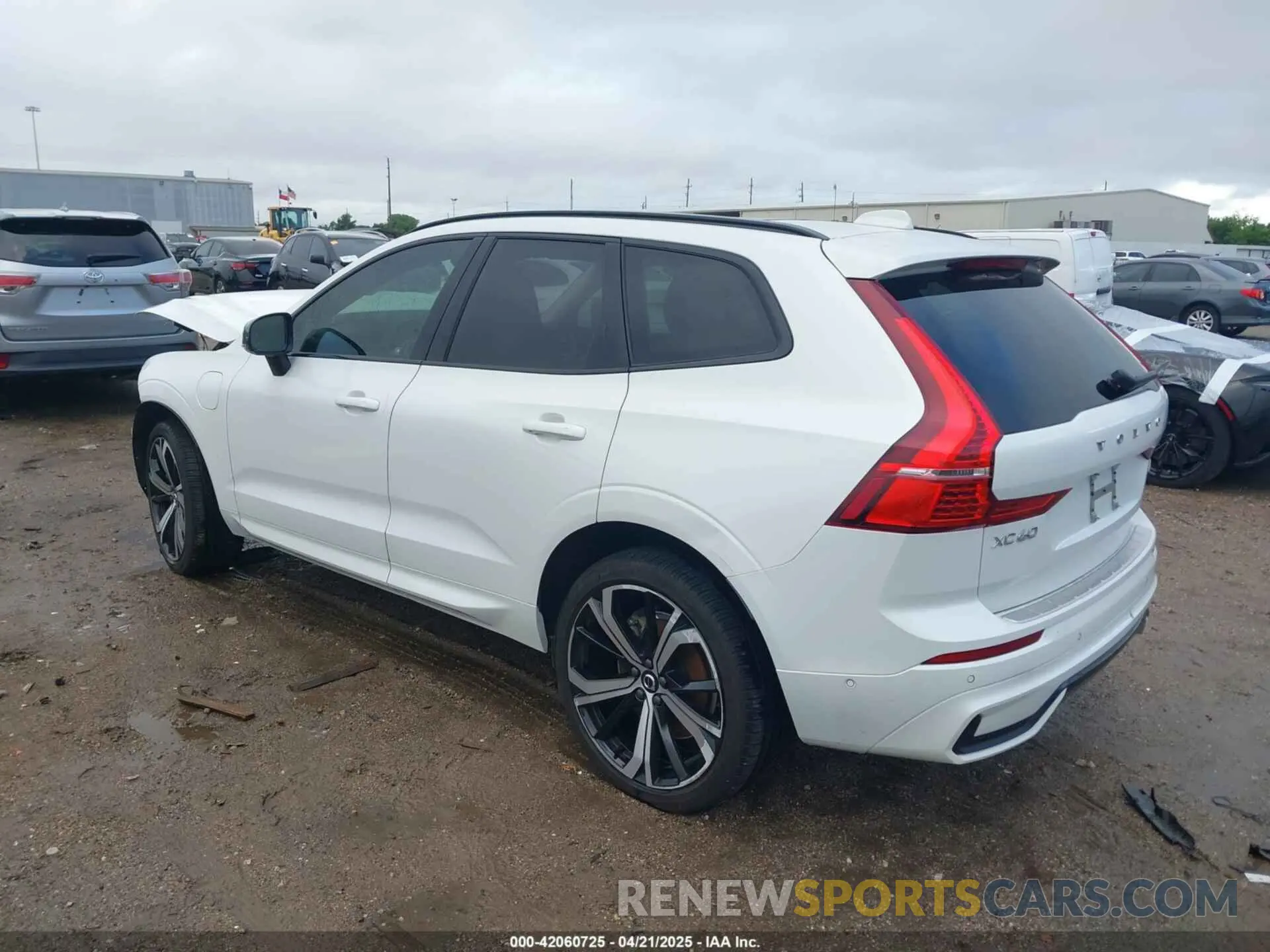 3 fotografías del automóvil dañado YV4H60DM2R1877155 VOLVO XC60 RECHARGE PLUG-IN HYBRID 2024