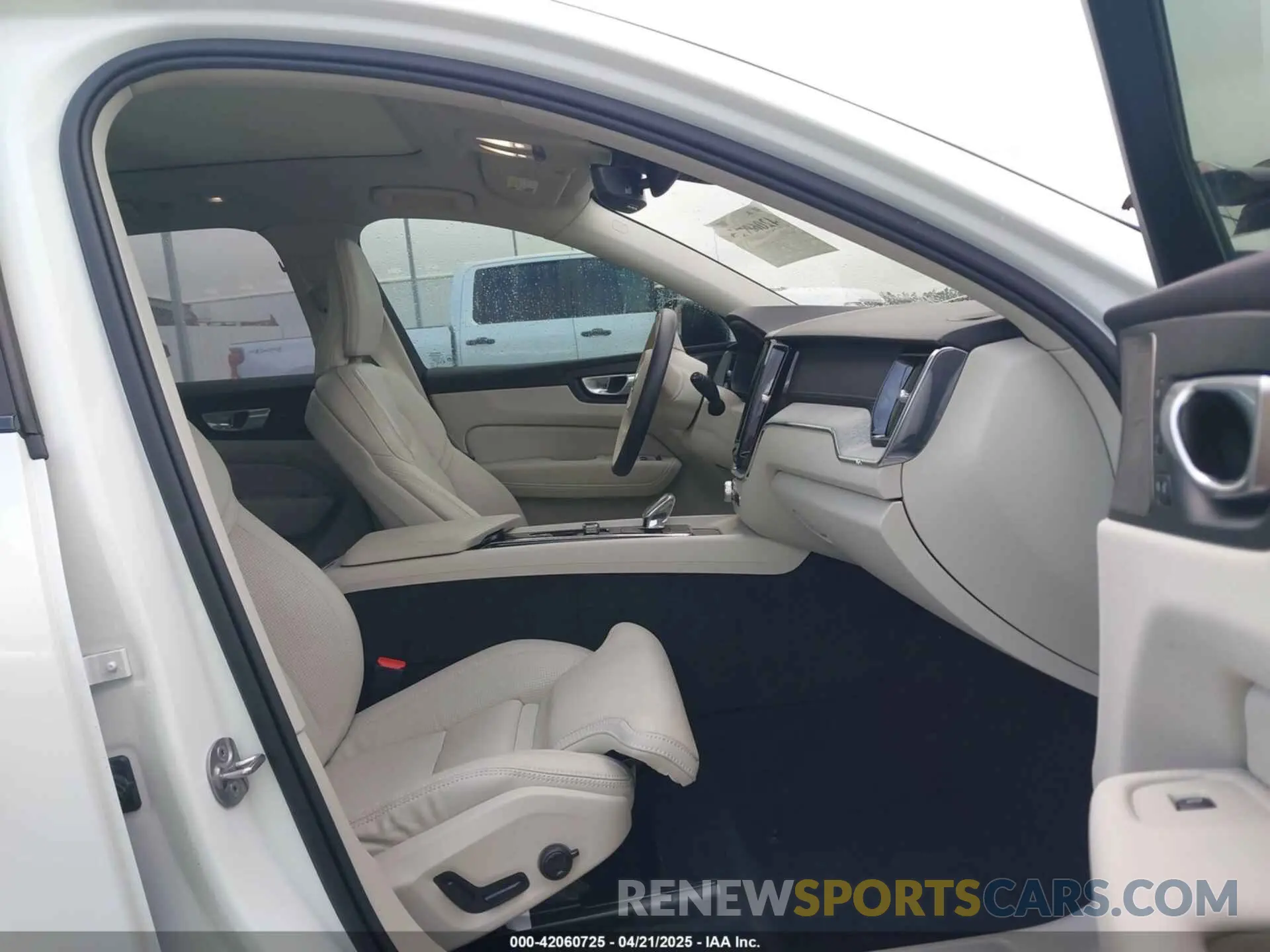 5 fotografías del automóvil dañado YV4H60DM2R1877155 VOLVO XC60 RECHARGE PLUG-IN HYBRID 2024