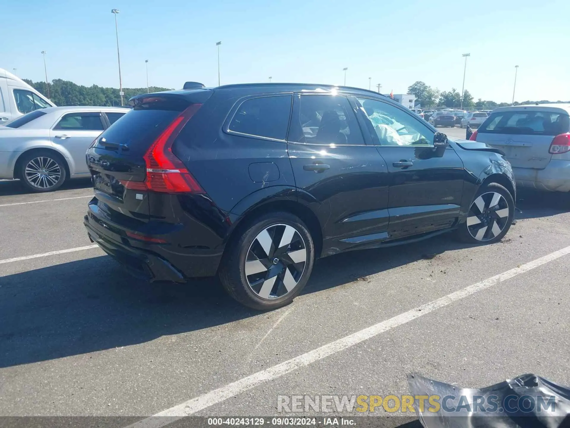 4 fotografías del automóvil dañado YV4H60DM8R1906948 VOLVO XC60 RECHARGE PLUG-IN HYBRID 2024