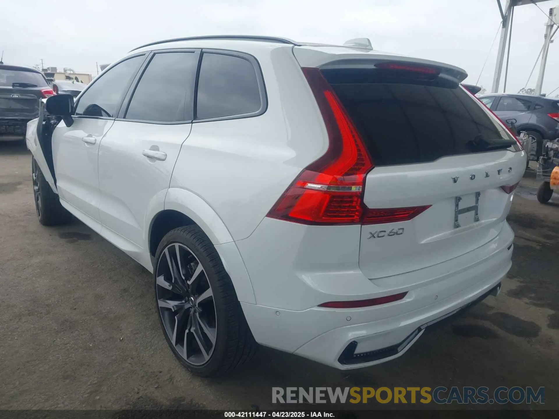 3 fotografías del automóvil dañado YV4H60DM9R1805451 VOLVO XC60 RECHARGE PLUG-IN HYBRID 2024