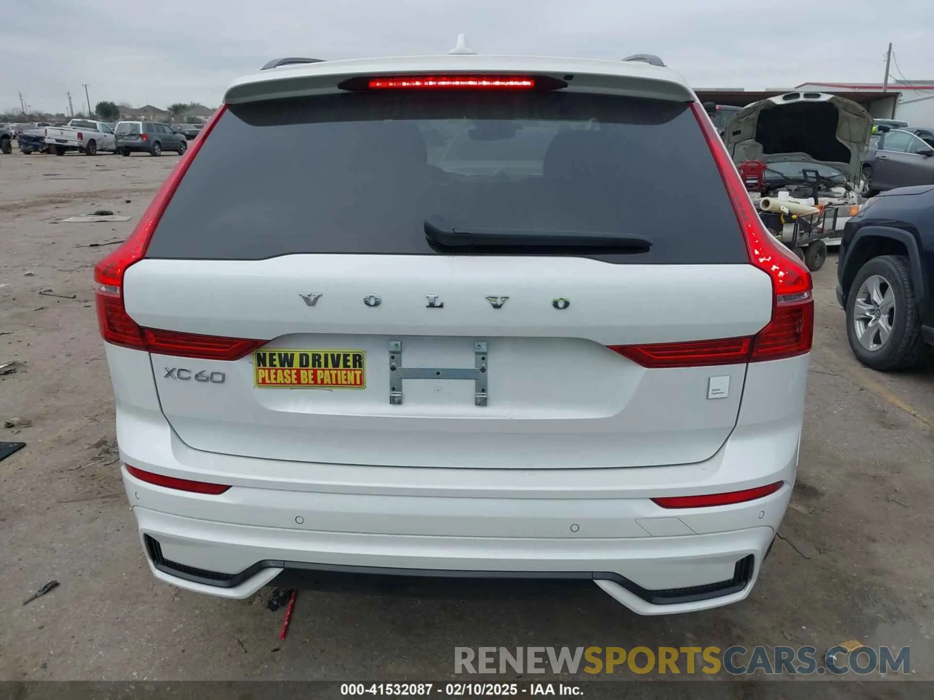 16 fotografías del automóvil dañado YV4H60DP3R1907578 VOLVO XC60 RECHARGE PLUG-IN HYBRID 2024