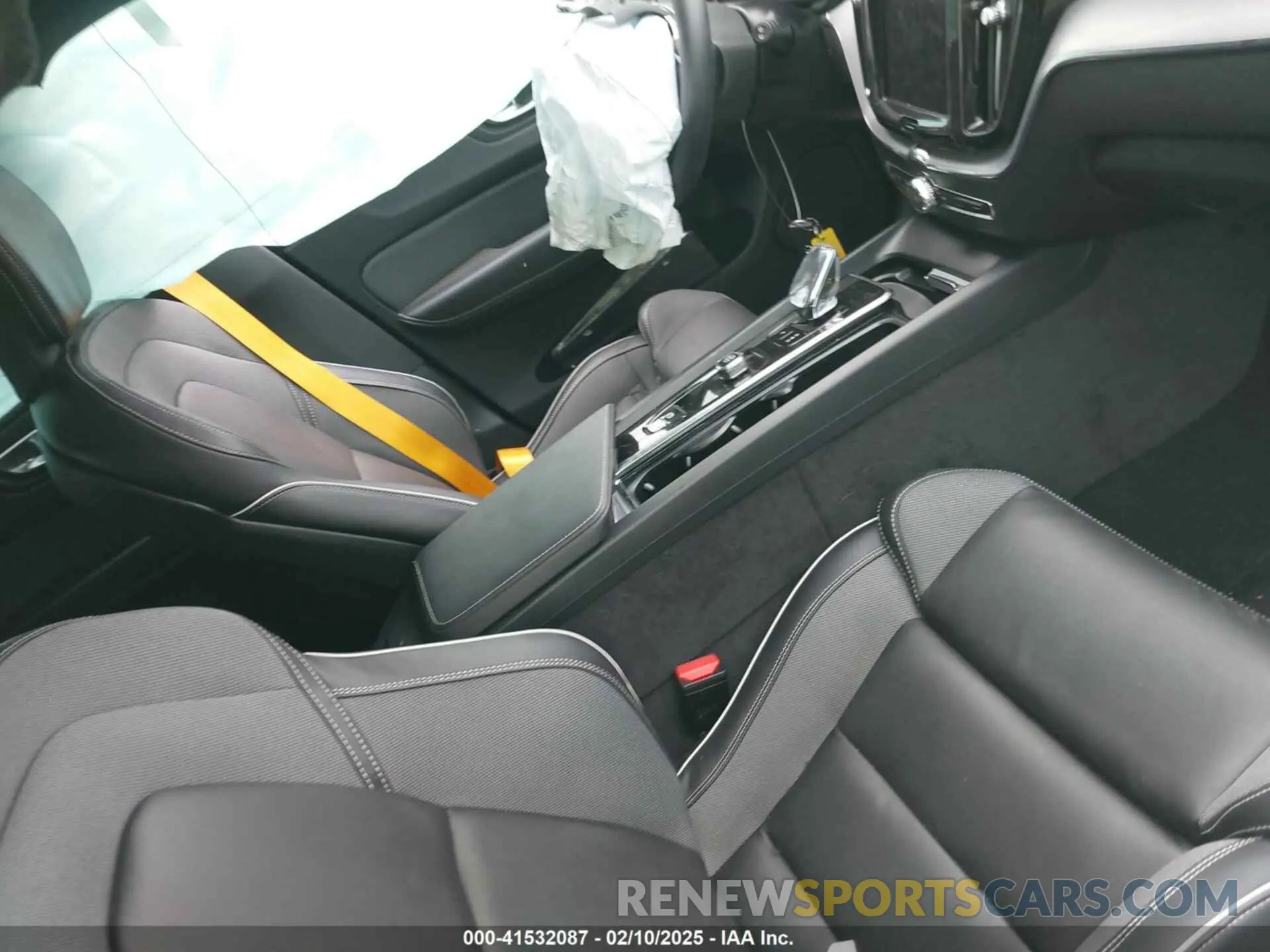 5 fotografías del automóvil dañado YV4H60DP3R1907578 VOLVO XC60 RECHARGE PLUG-IN HYBRID 2024