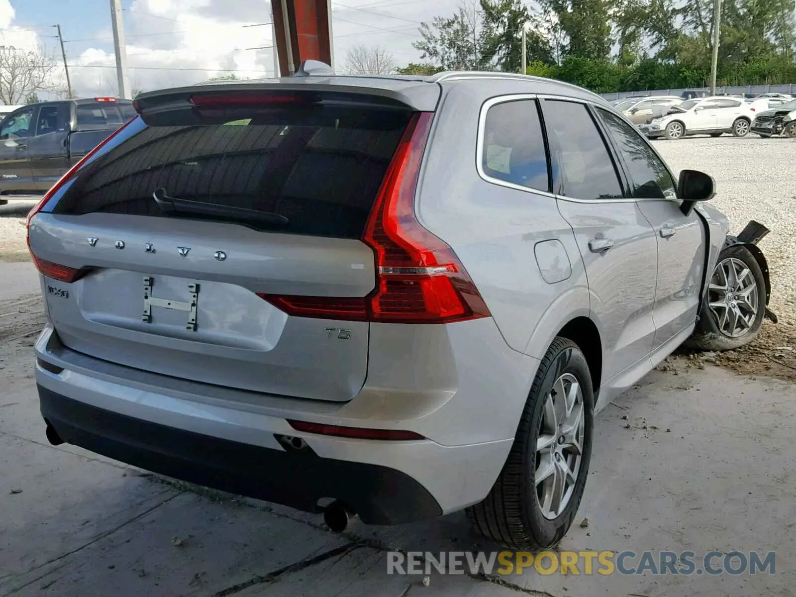 4 fotografías del automóvil dañado LYV102DK8KB184556 VOLVO XC60 T5 2019