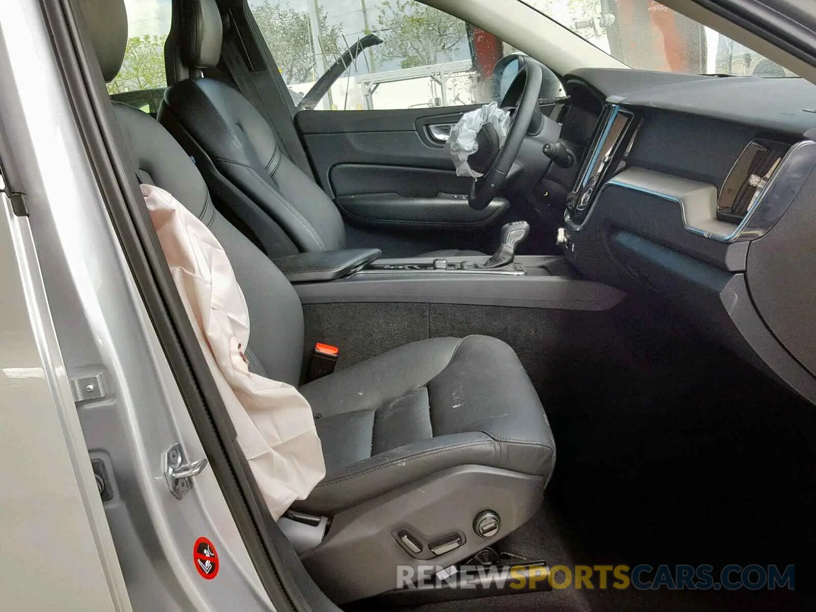 5 fotografías del automóvil dañado LYV102DK8KB184556 VOLVO XC60 T5 2019