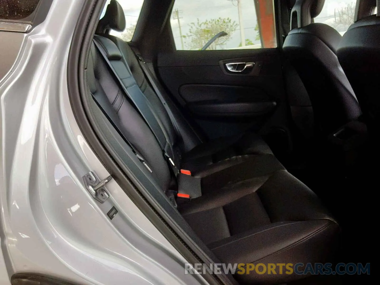 6 fotografías del automóvil dañado LYV102DK8KB184556 VOLVO XC60 T5 2019