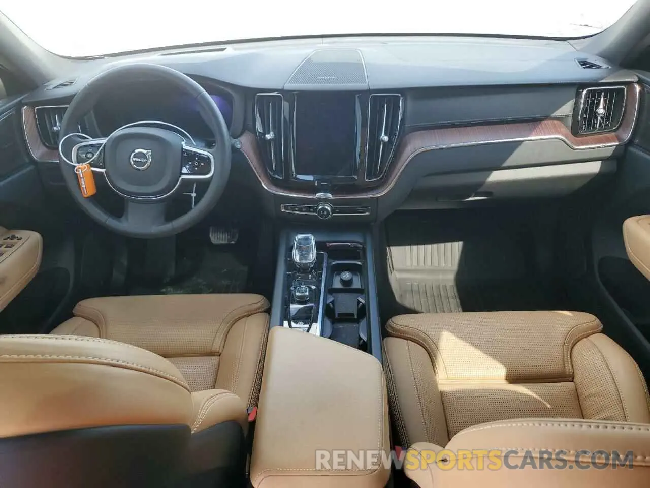 8 fotografías del automóvil dañado YV4L12RM6R1744041 VOLVO XC60 ULTIM 2024