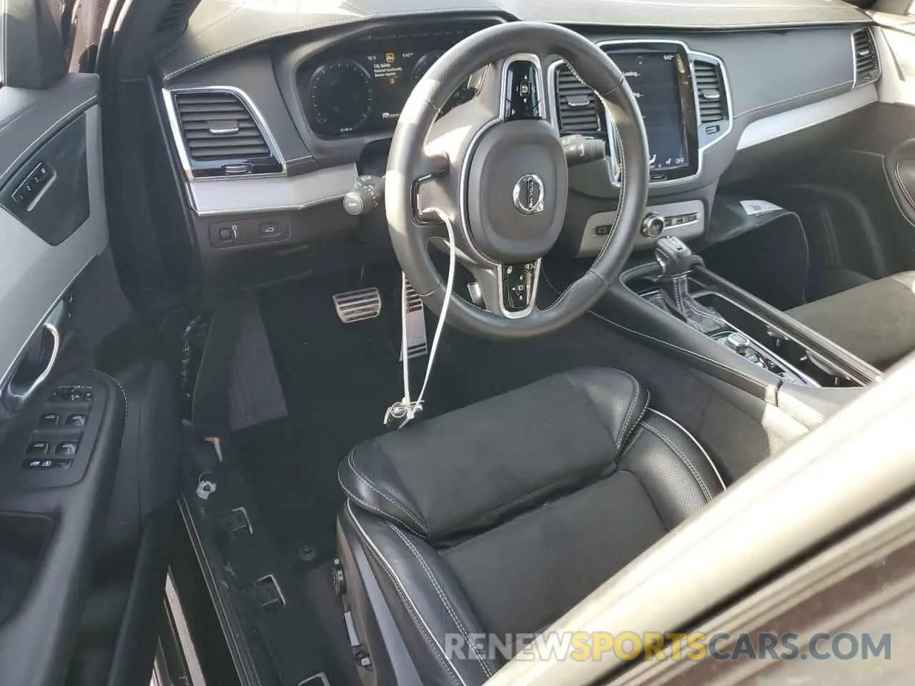8 fotografías del automóvil dañado YV4102CM3K1460665 VOLVO XC90 2019