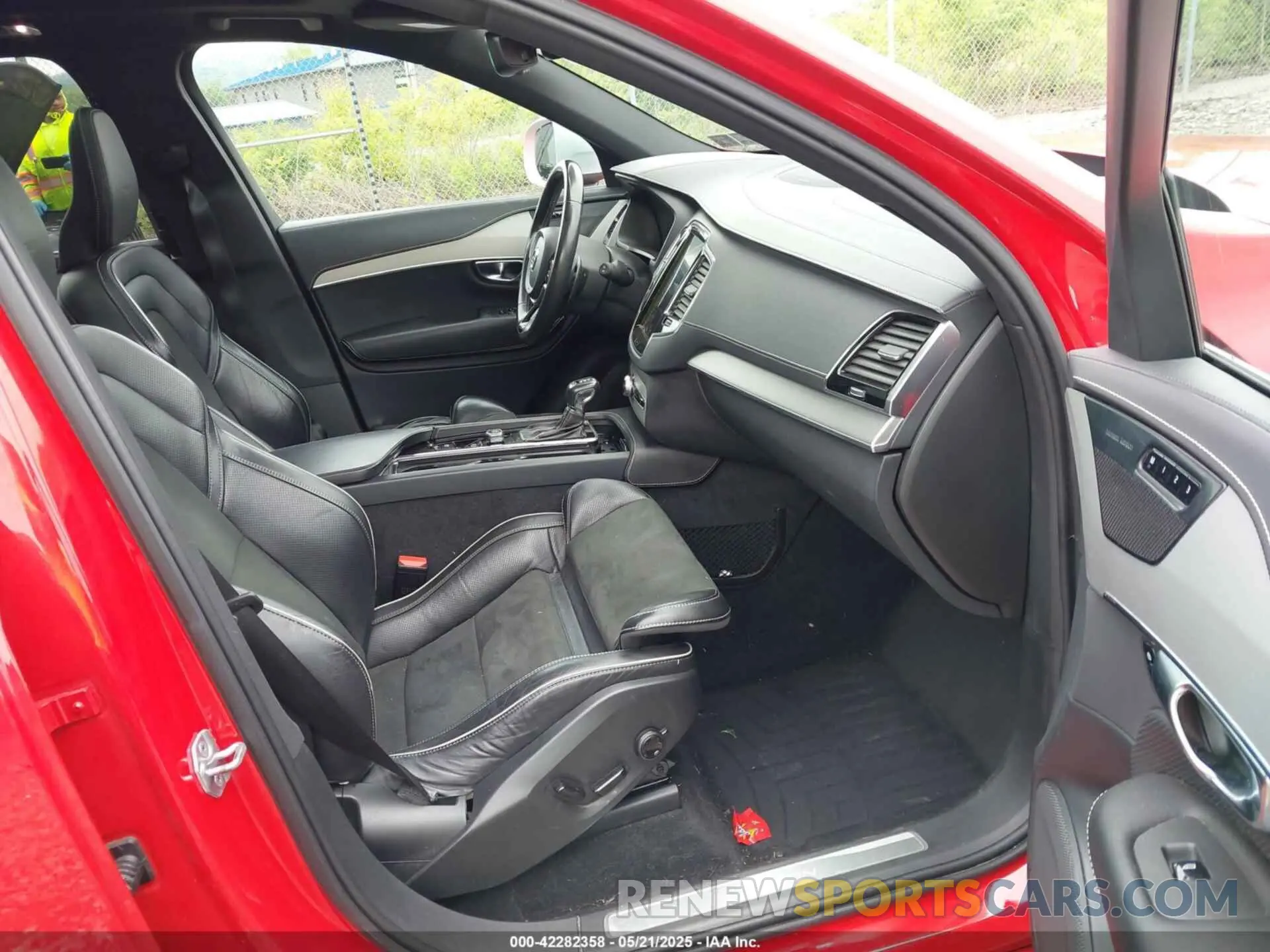 5 fotografías del automóvil dañado YV4102PM5K1469488 VOLVO XC90 2019