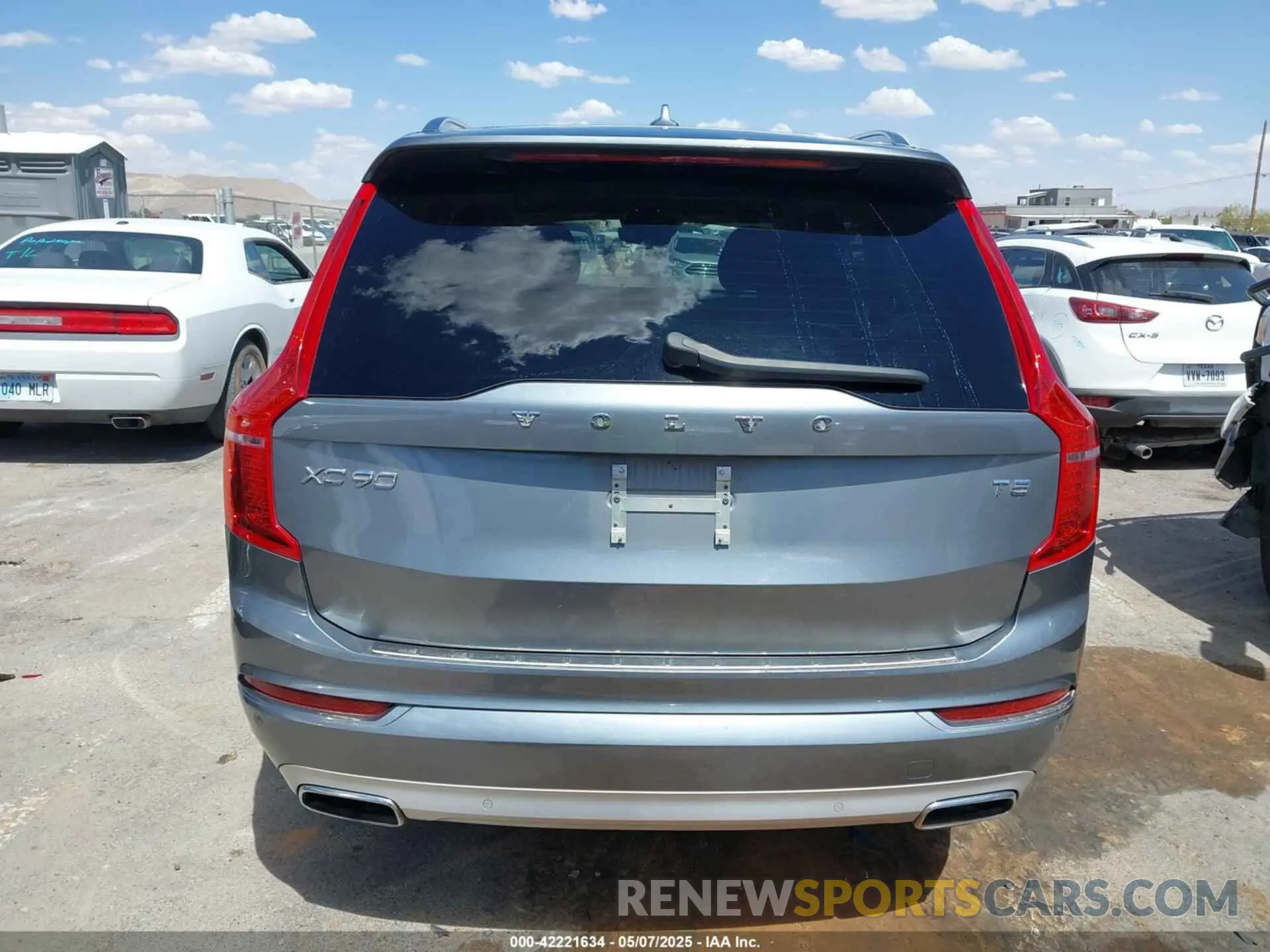 16 fotografías del automóvil dañado YV4102CK0L1601885 VOLVO XC90 2020