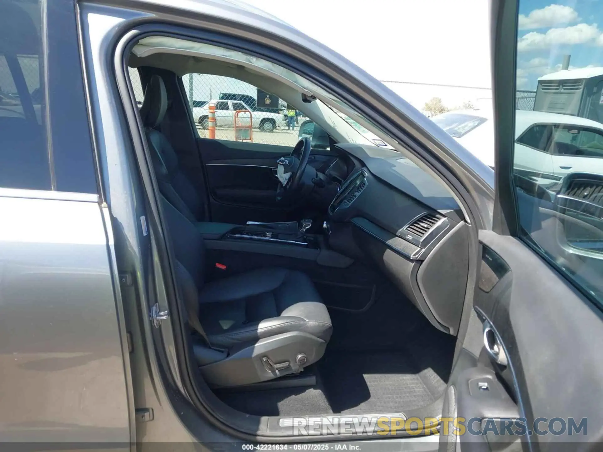 5 fotografías del automóvil dañado YV4102CK0L1601885 VOLVO XC90 2020